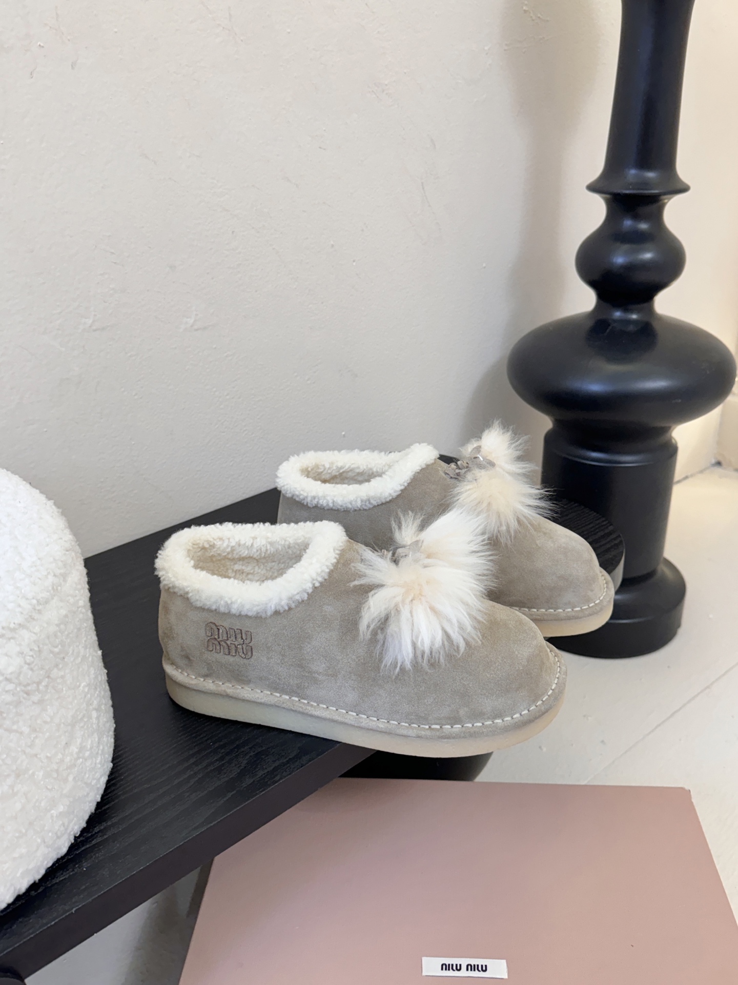 -顶级品质25Fw秋冬新款MIU MIU缪缪 🐰毛毛流苏吊坠绒面雪地靴羊毛里厚底短靴这款羊羔毛里雪地靴，
