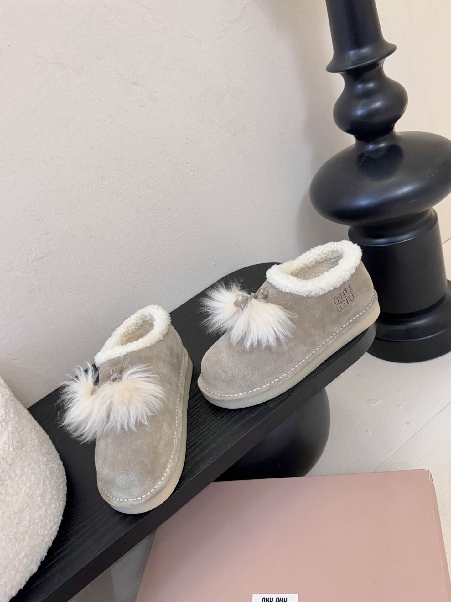 -顶级品质25Fw秋冬新款MIU MIU缪缪 🐰毛毛流苏吊坠绒面雪地靴羊毛里厚底短靴这款羊羔毛里雪地靴，