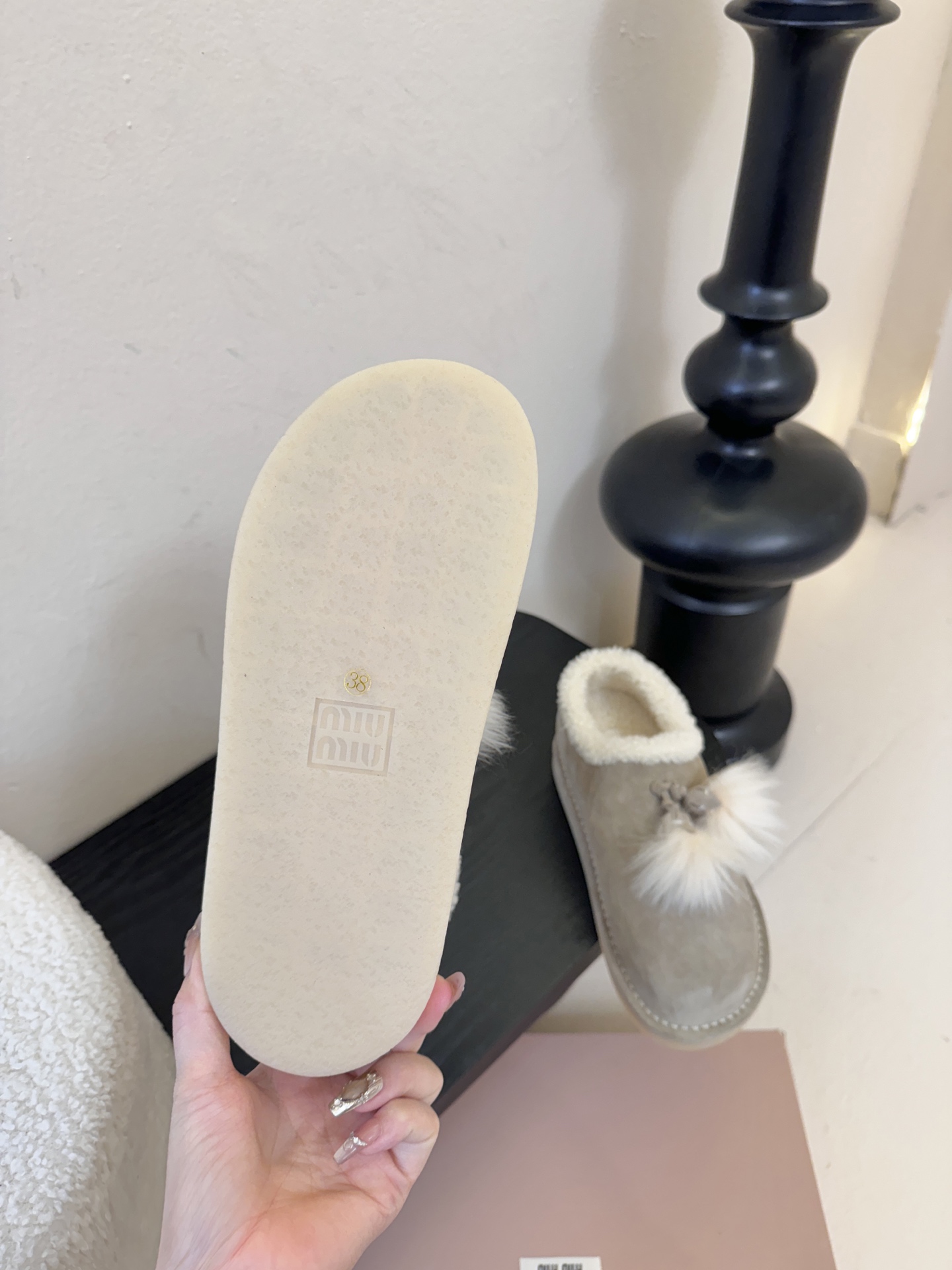 -顶级品质25Fw秋冬新款MIU MIU缪缪 🐰毛毛流苏吊坠绒面雪地靴羊毛里厚底短靴这款羊羔毛里雪地靴，