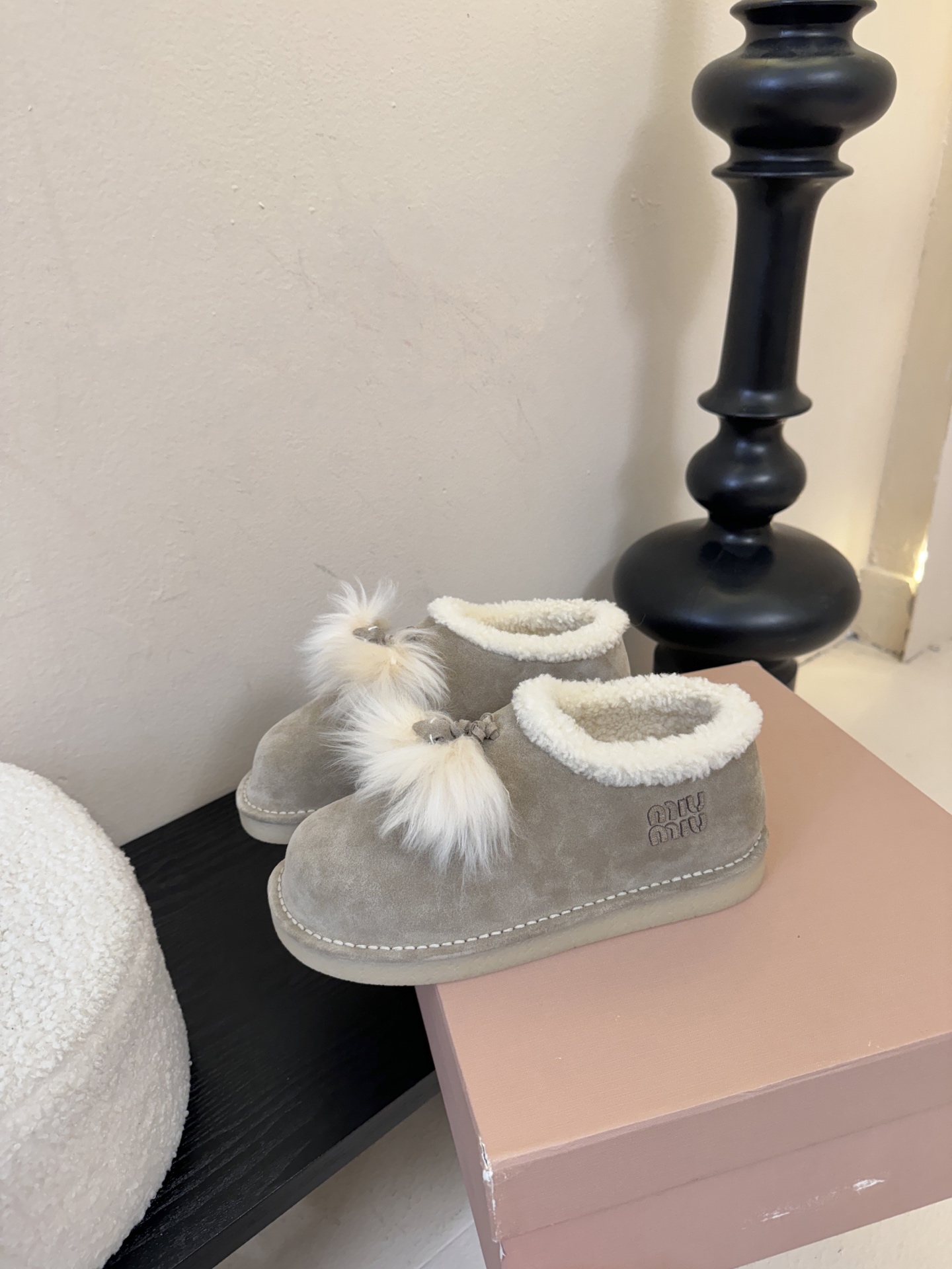 -顶级品质25Fw秋冬新款MIU MIU缪缪 🐰毛毛流苏吊坠绒面雪地靴羊毛里厚底短靴这款羊羔毛里雪地靴，