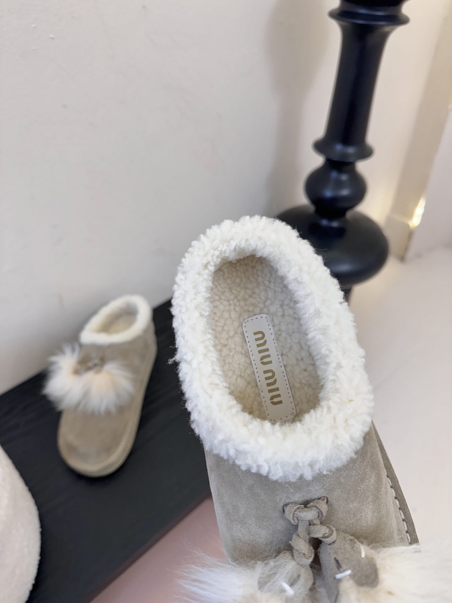 -顶级品质25Fw秋冬新款MIU MIU缪缪 🐰毛毛流苏吊坠绒面雪地靴羊毛里厚底短靴这款羊羔毛里雪地靴，