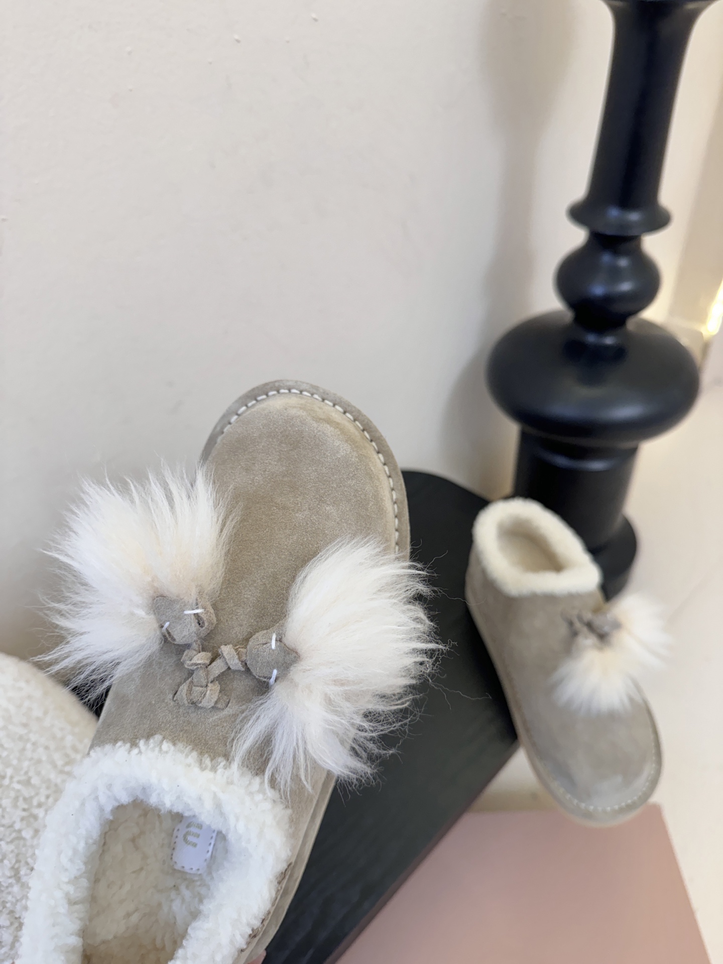 -顶级品质25Fw秋冬新款MIU MIU缪缪 🐰毛毛流苏吊坠绒面雪地靴羊毛里厚底短靴这款羊羔毛里雪地靴，