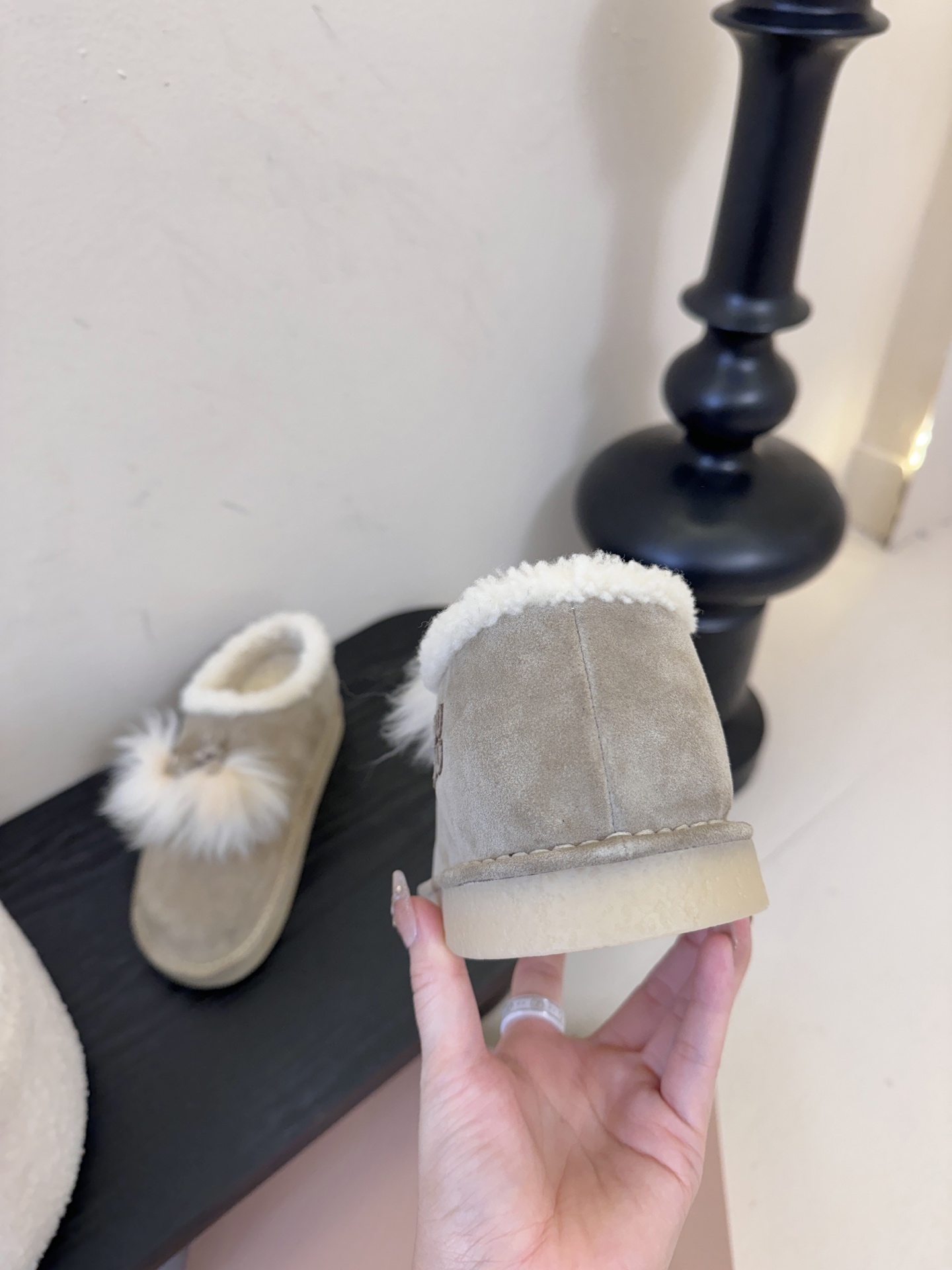 -顶级品质25Fw秋冬新款MIU MIU缪缪 🐰毛毛流苏吊坠绒面雪地靴羊毛里厚底短靴这款羊羔毛里雪地靴，