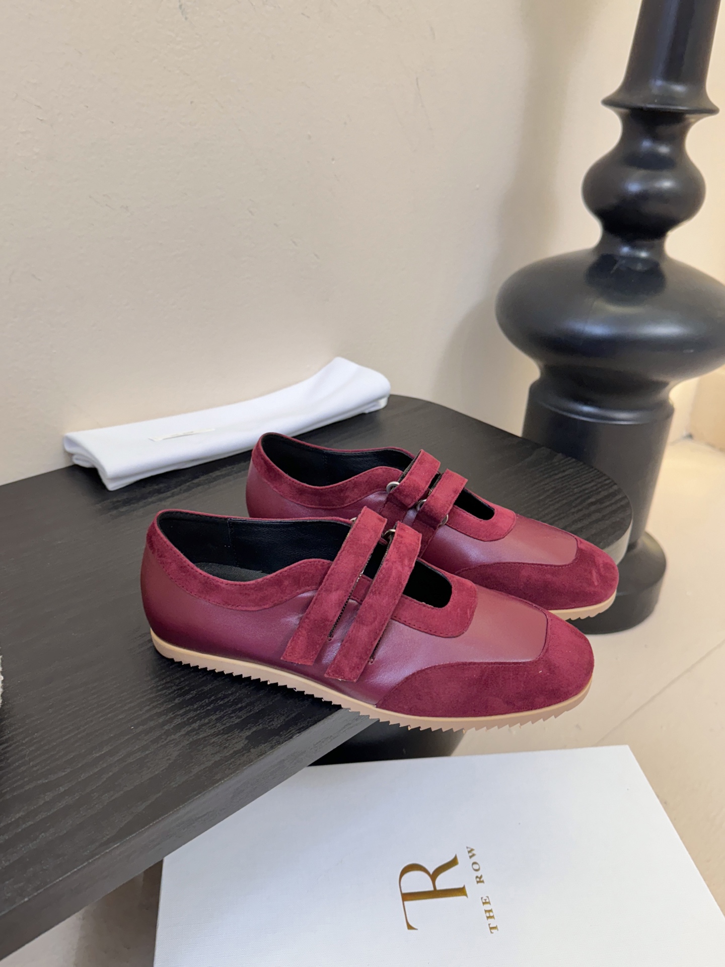 THE ROW26春夏新款魔术贴玛丽珍休闲鞋❗️时尚俏皮百搭款，简简单单版型 ，平底加简约的配色 高级耐