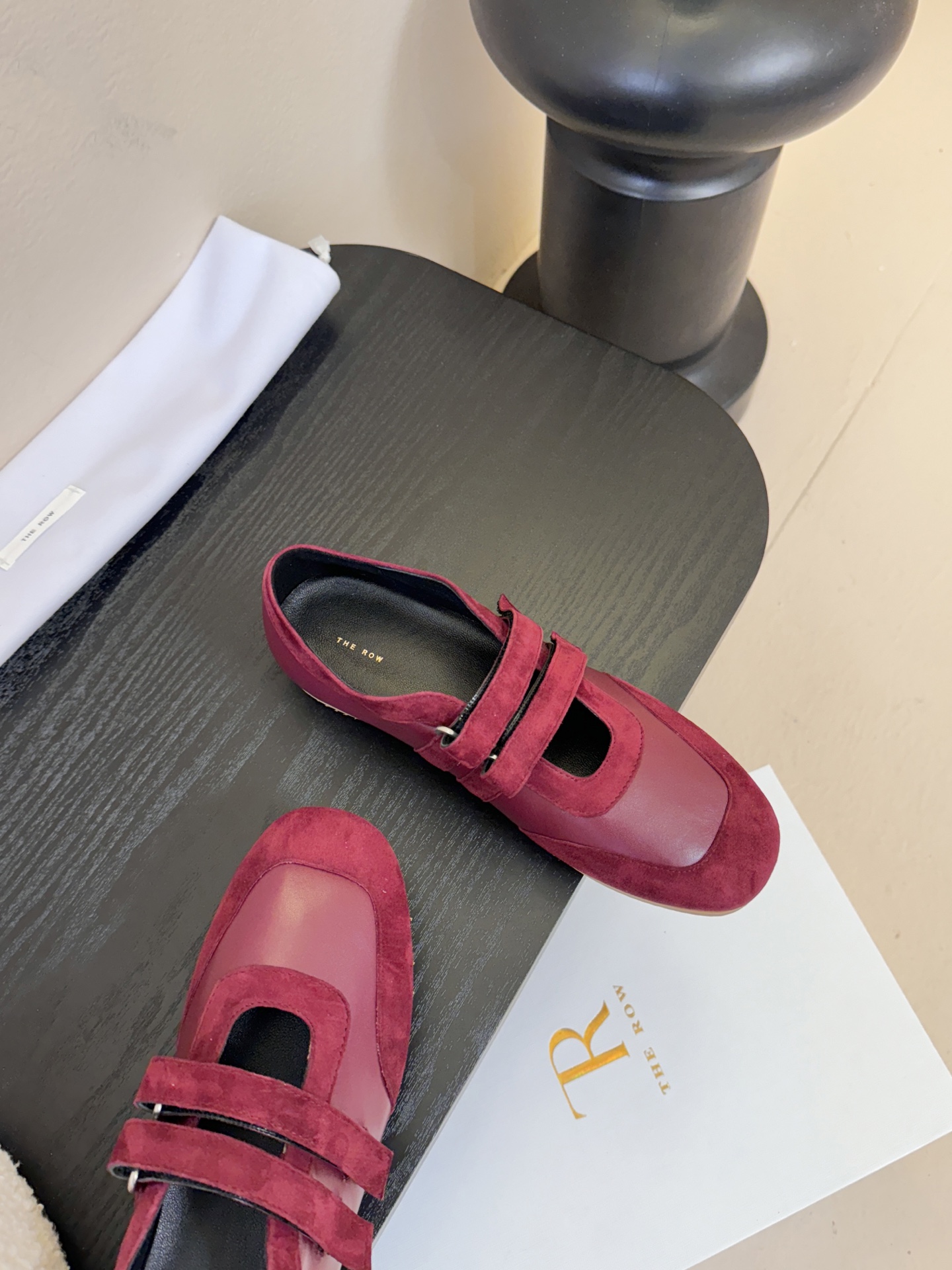 THE ROW26春夏新款魔术贴玛丽珍休闲鞋❗️时尚俏皮百搭款，简简单单版型 ，平底加简约的配色 高级耐