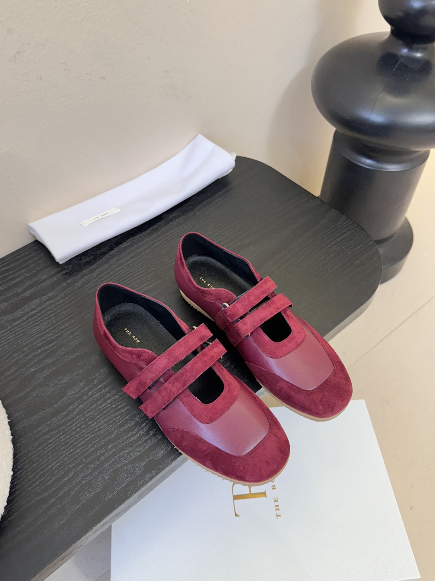 THE ROW26春夏新款魔术贴玛丽珍休闲鞋❗️时尚俏皮百搭款，简简单单版型 ，平底加简约的配色 高级耐