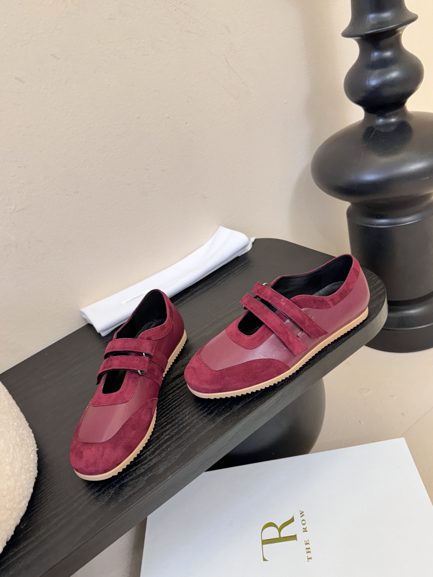 THE ROW26春夏新款魔术贴玛丽珍休闲鞋❗️时尚俏皮百搭款，简简单单版型 ，平底加简约的配色 高级耐