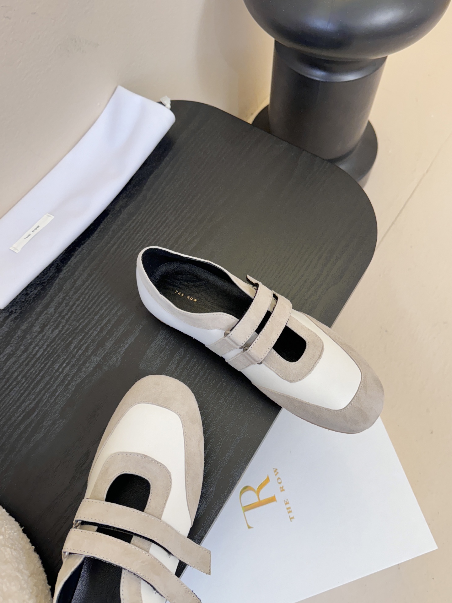 THE ROW26春夏新款魔术贴玛丽珍休闲鞋❗️时尚俏皮百搭款，简简单单版型 ，平底加简约的配色 高级耐