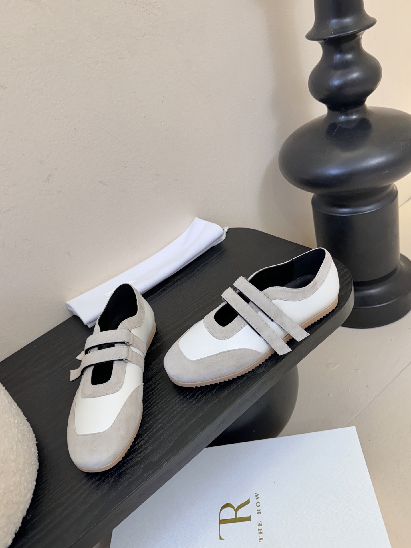 THE ROW26春夏新款魔术贴玛丽珍休闲鞋❗️时尚俏皮百搭款，简简单单版型 ，平底加简约的配色 高级耐