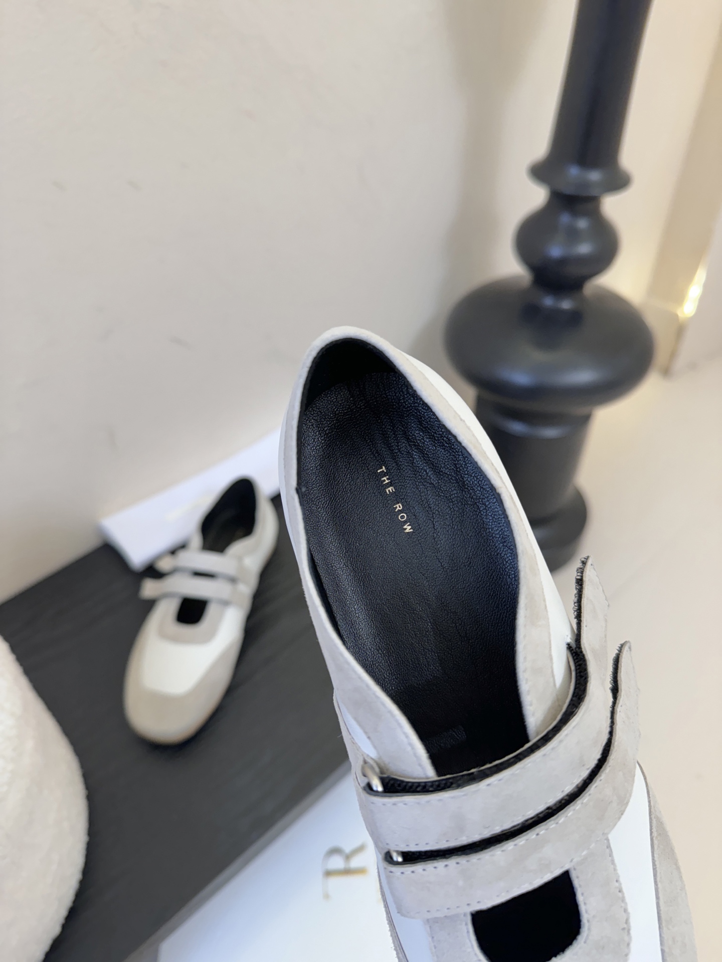 THE ROW26春夏新款魔术贴玛丽珍休闲鞋❗️时尚俏皮百搭款，简简单单版型 ，平底加简约的配色 高级耐