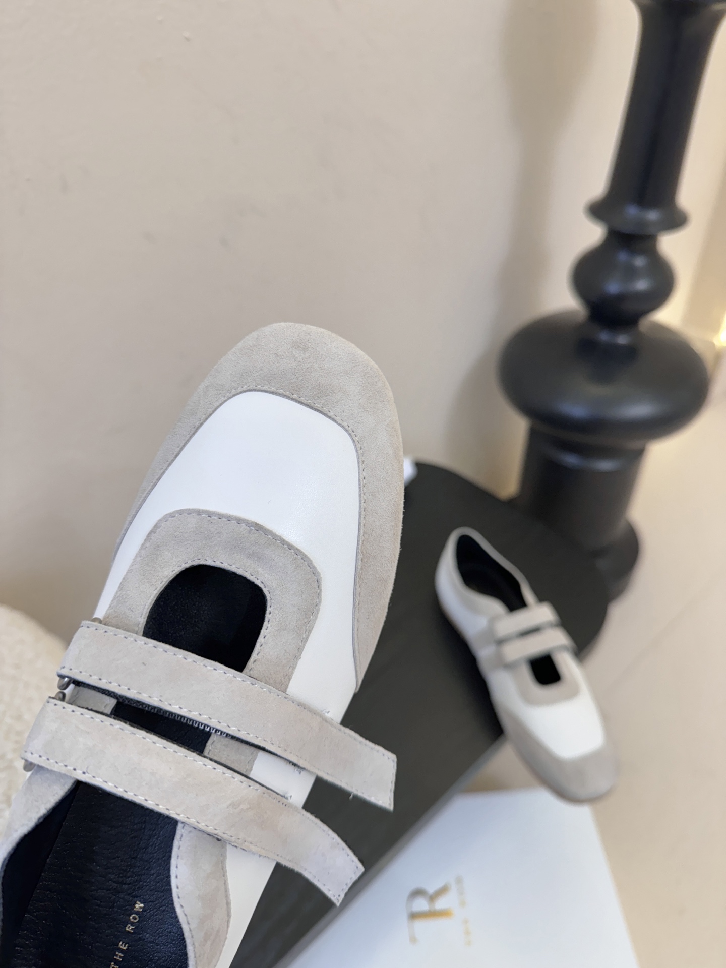 THE ROW26春夏新款魔术贴玛丽珍休闲鞋❗️时尚俏皮百搭款，简简单单版型 ，平底加简约的配色 高级耐