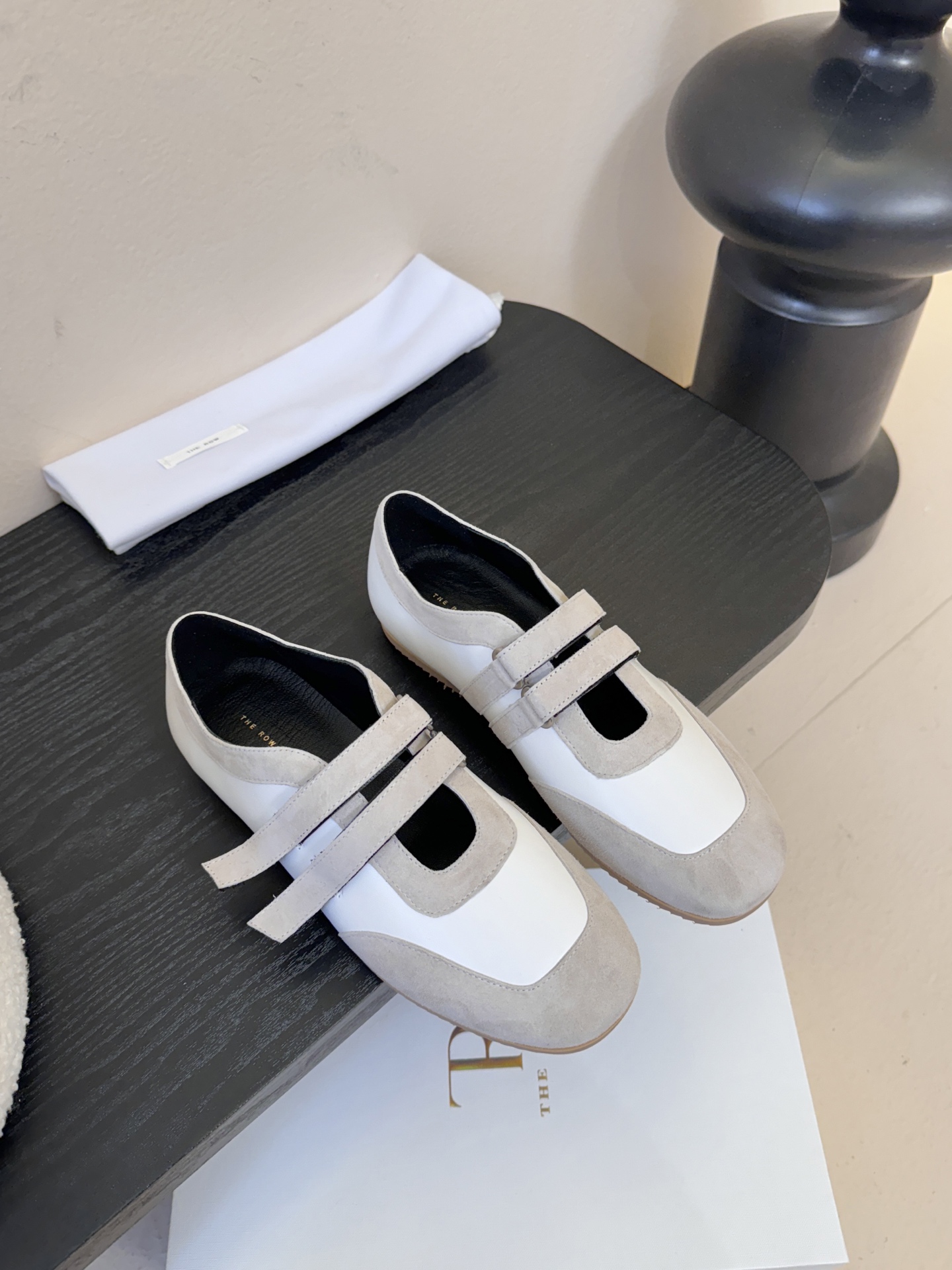 THE ROW26春夏新款魔术贴玛丽珍休闲鞋❗️时尚俏皮百搭款，简简单单版型 ，平底加简约的配色 高级耐