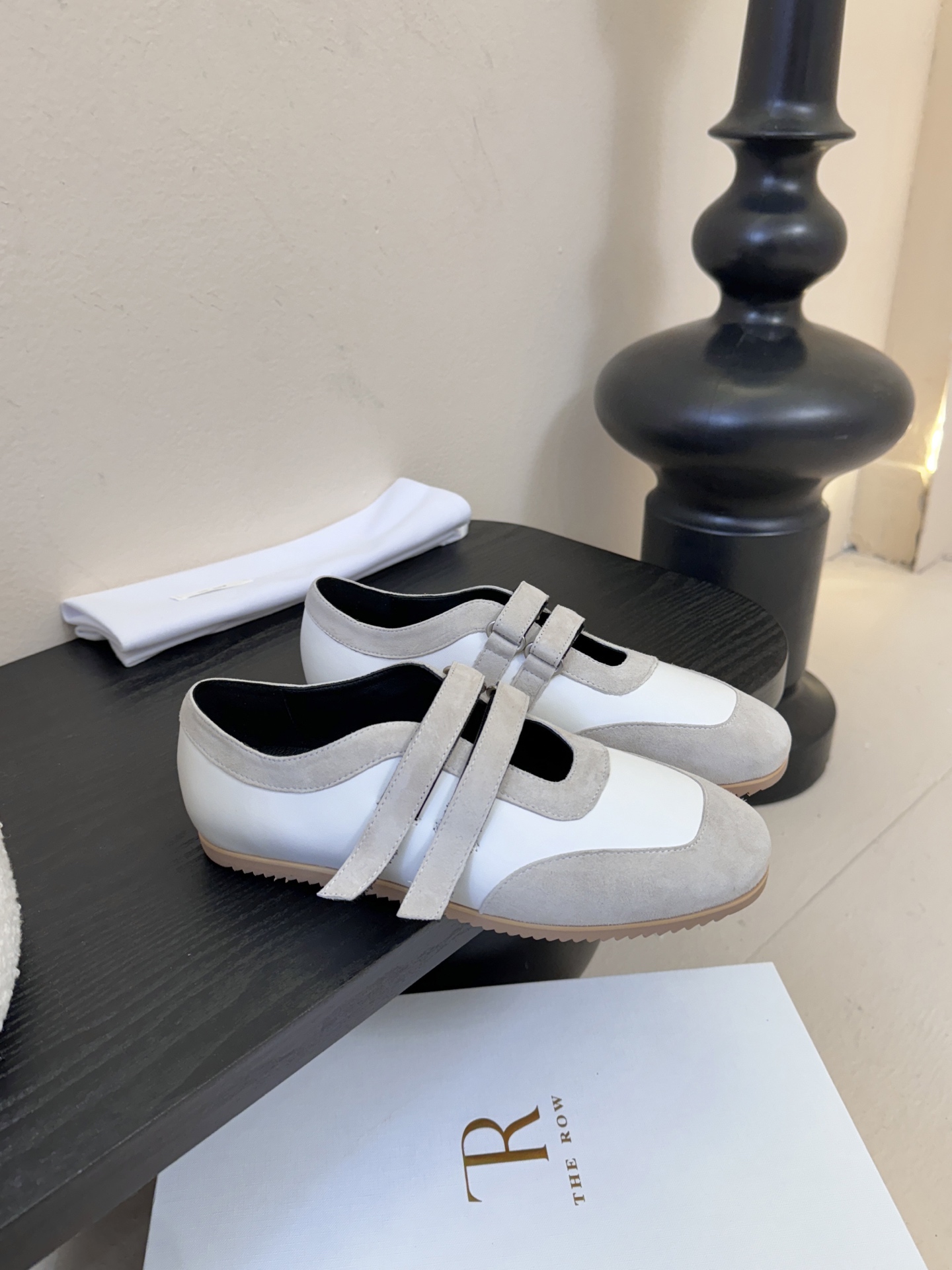 THE ROW26春夏新款魔术贴玛丽珍休闲鞋❗️时尚俏皮百搭款，简简单单版型 ，平底加简约的配色 高级耐