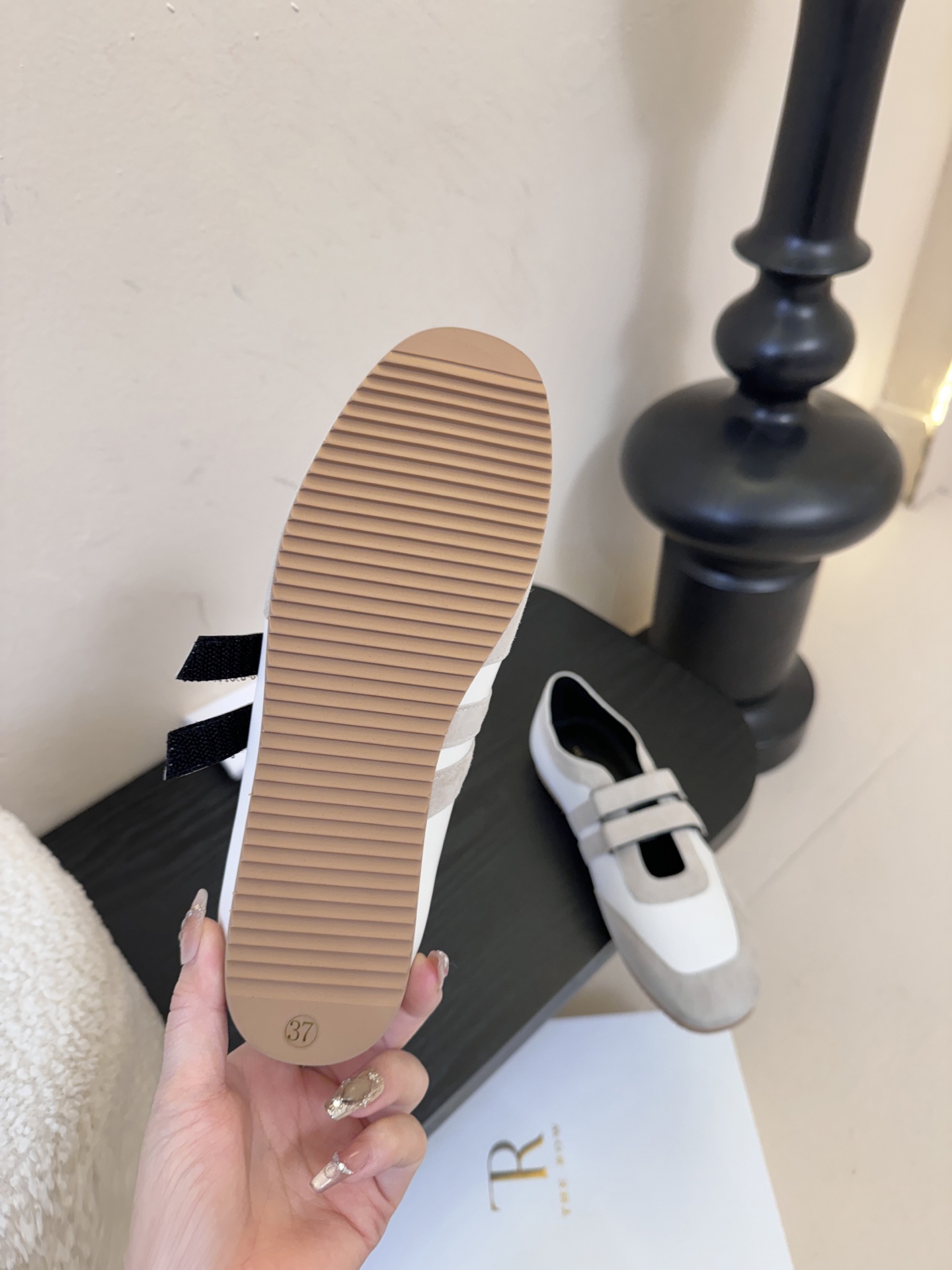 THE ROW26春夏新款魔术贴玛丽珍休闲鞋❗️时尚俏皮百搭款，简简单单版型 ，平底加简约的配色 高级耐