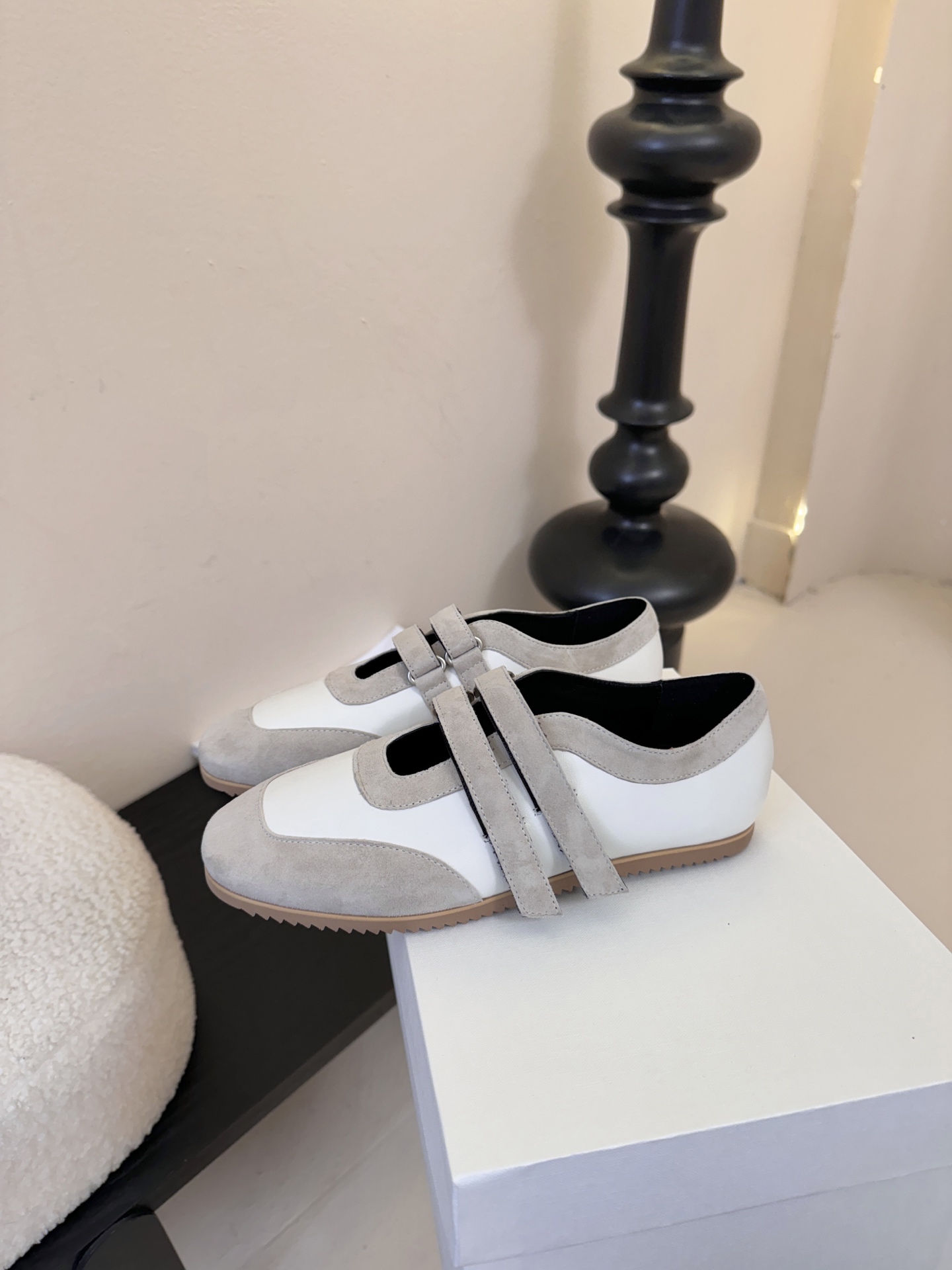 THE ROW26春夏新款魔术贴玛丽珍休闲鞋❗️时尚俏皮百搭款，简简单单版型 ，平底加简约的配色 高级耐