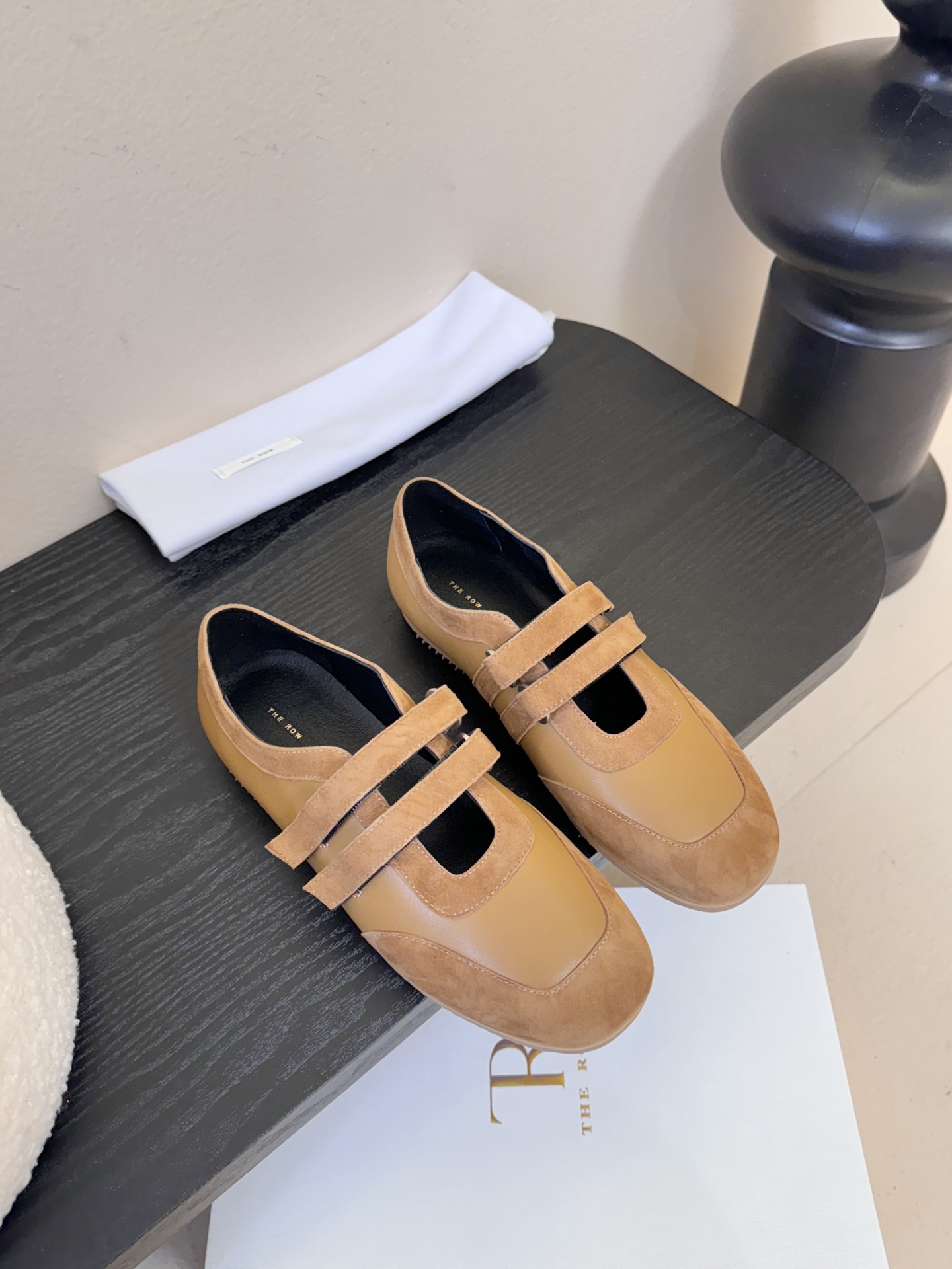 THE ROW26春夏新款魔术贴玛丽珍休闲鞋❗️时尚俏皮百搭款，简简单单版型 ，平底加简约的配色 高级耐