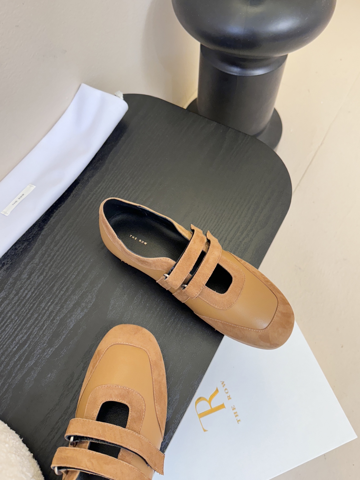 THE ROW26春夏新款魔术贴玛丽珍休闲鞋❗️时尚俏皮百搭款，简简单单版型 ，平底加简约的配色 高级耐