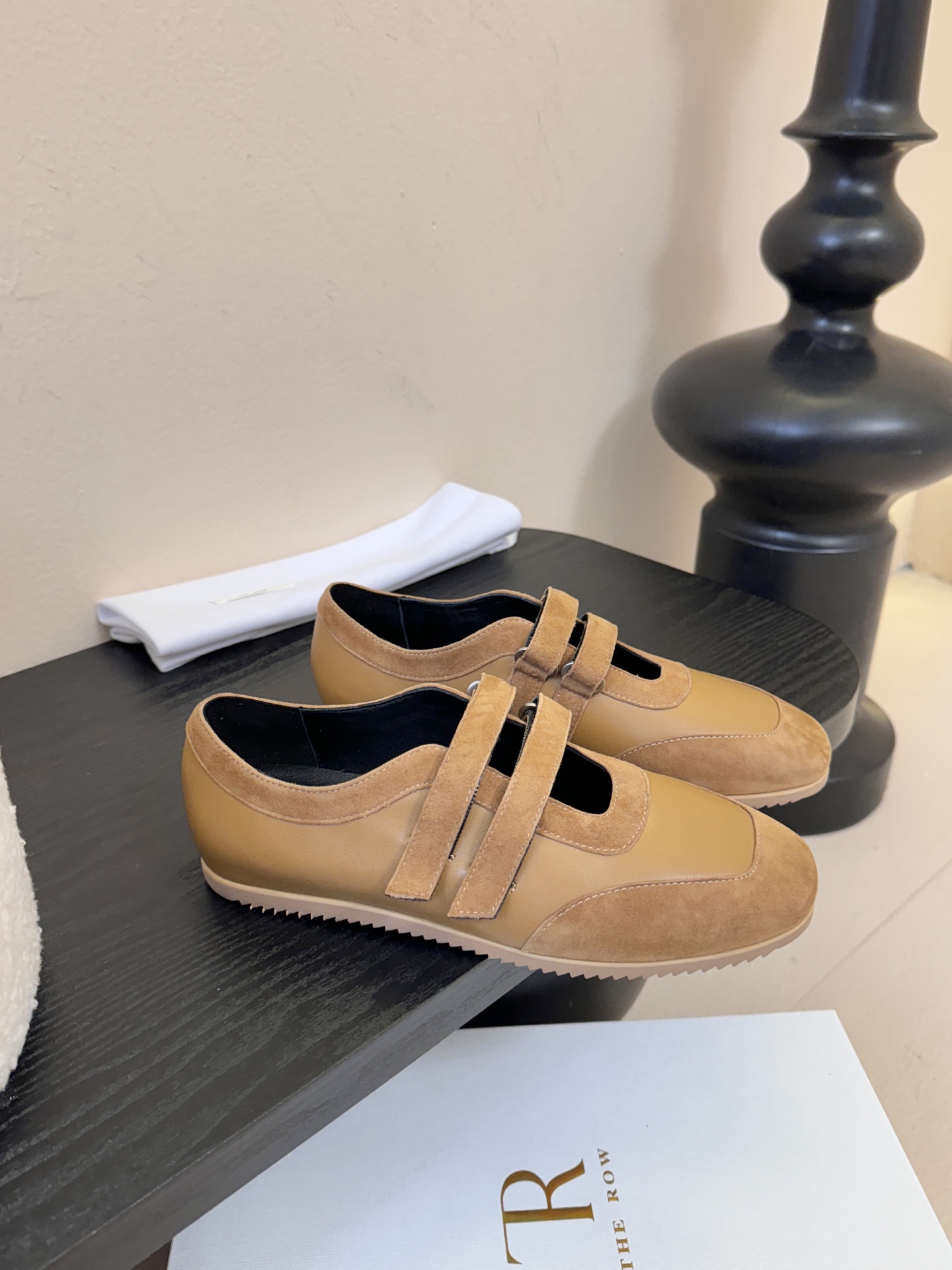 THE ROW26春夏新款魔术贴玛丽珍休闲鞋❗️时尚俏皮百搭款，简简单单版型 ，平底加简约的配色 高级耐