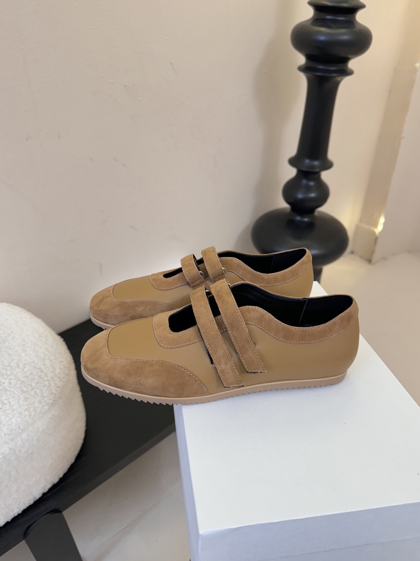 THE ROW26春夏新款魔术贴玛丽珍休闲鞋❗️时尚俏皮百搭款，简简单单版型 ，平底加简约的配色 高级耐