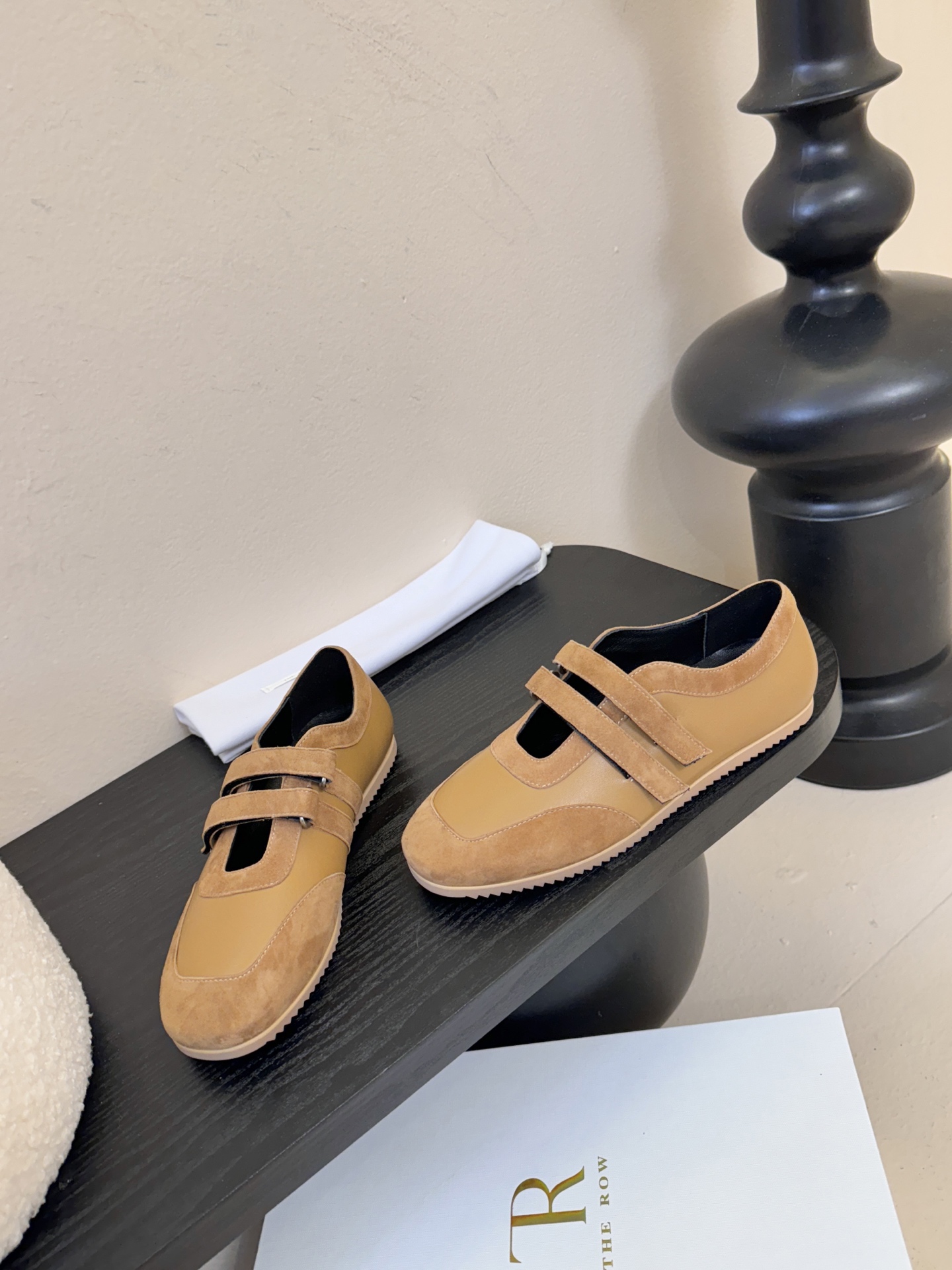 THE ROW26春夏新款魔术贴玛丽珍休闲鞋❗️时尚俏皮百搭款，简简单单版型 ，平底加简约的配色 高级耐