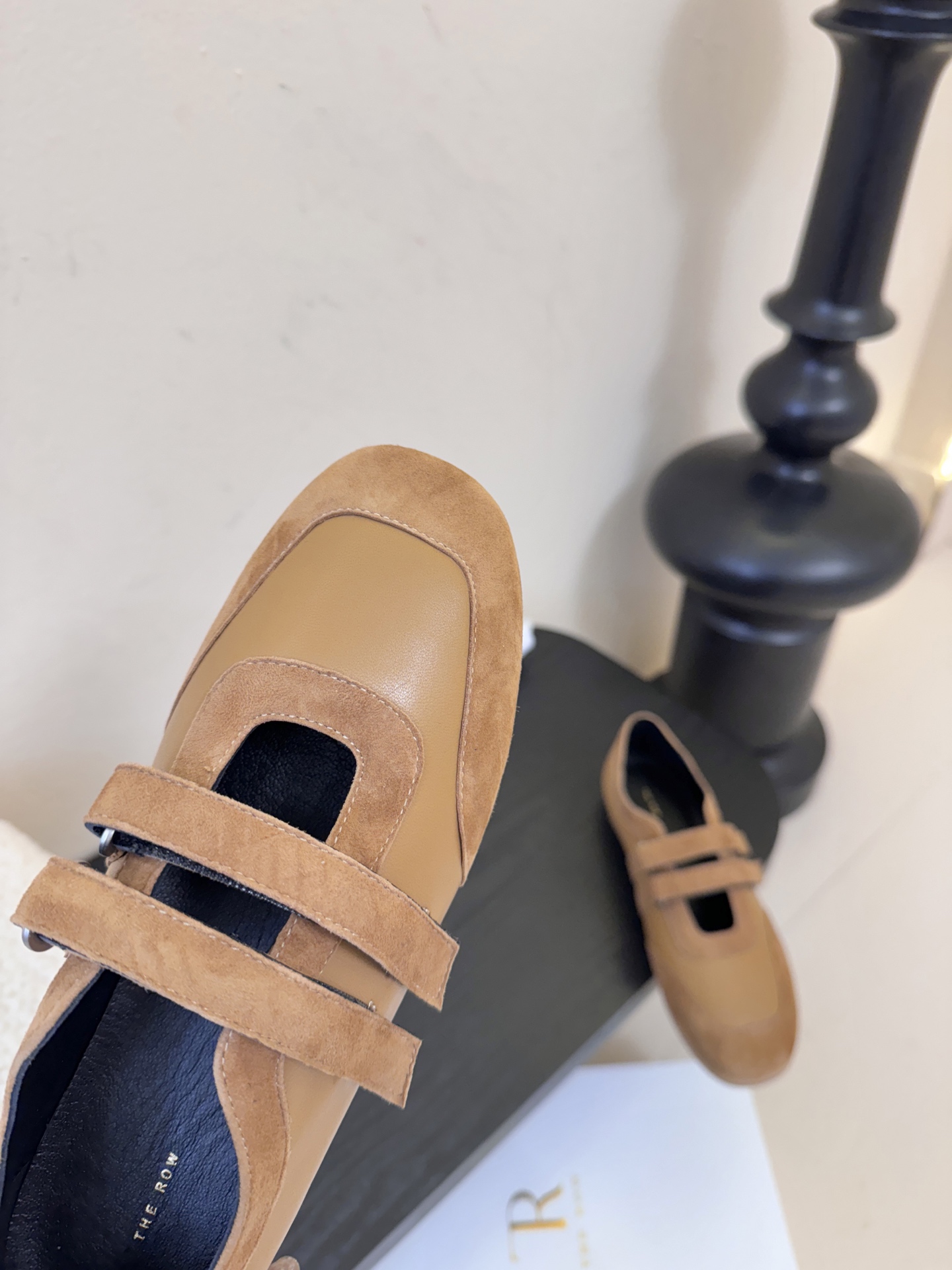 THE ROW26春夏新款魔术贴玛丽珍休闲鞋❗️时尚俏皮百搭款，简简单单版型 ，平底加简约的配色 高级耐