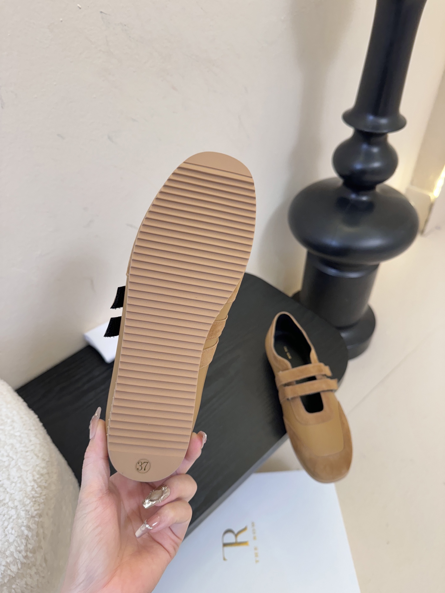 THE ROW26春夏新款魔术贴玛丽珍休闲鞋❗️时尚俏皮百搭款，简简单单版型 ，平底加简约的配色 高级耐