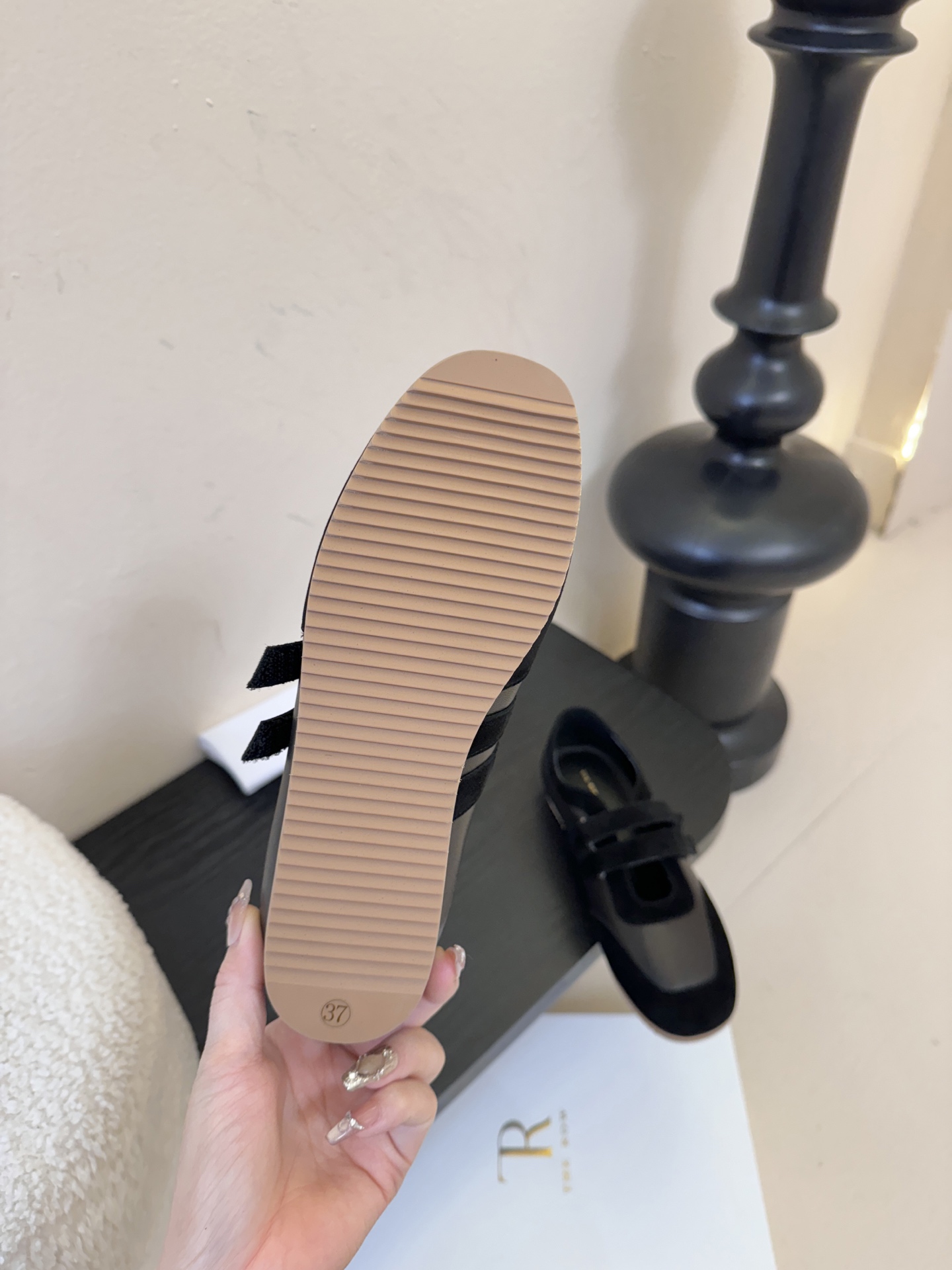 THE ROW26春夏新款魔术贴玛丽珍休闲鞋❗️时尚俏皮百搭款，简简单单版型 ，平底加简约的配色 高级耐