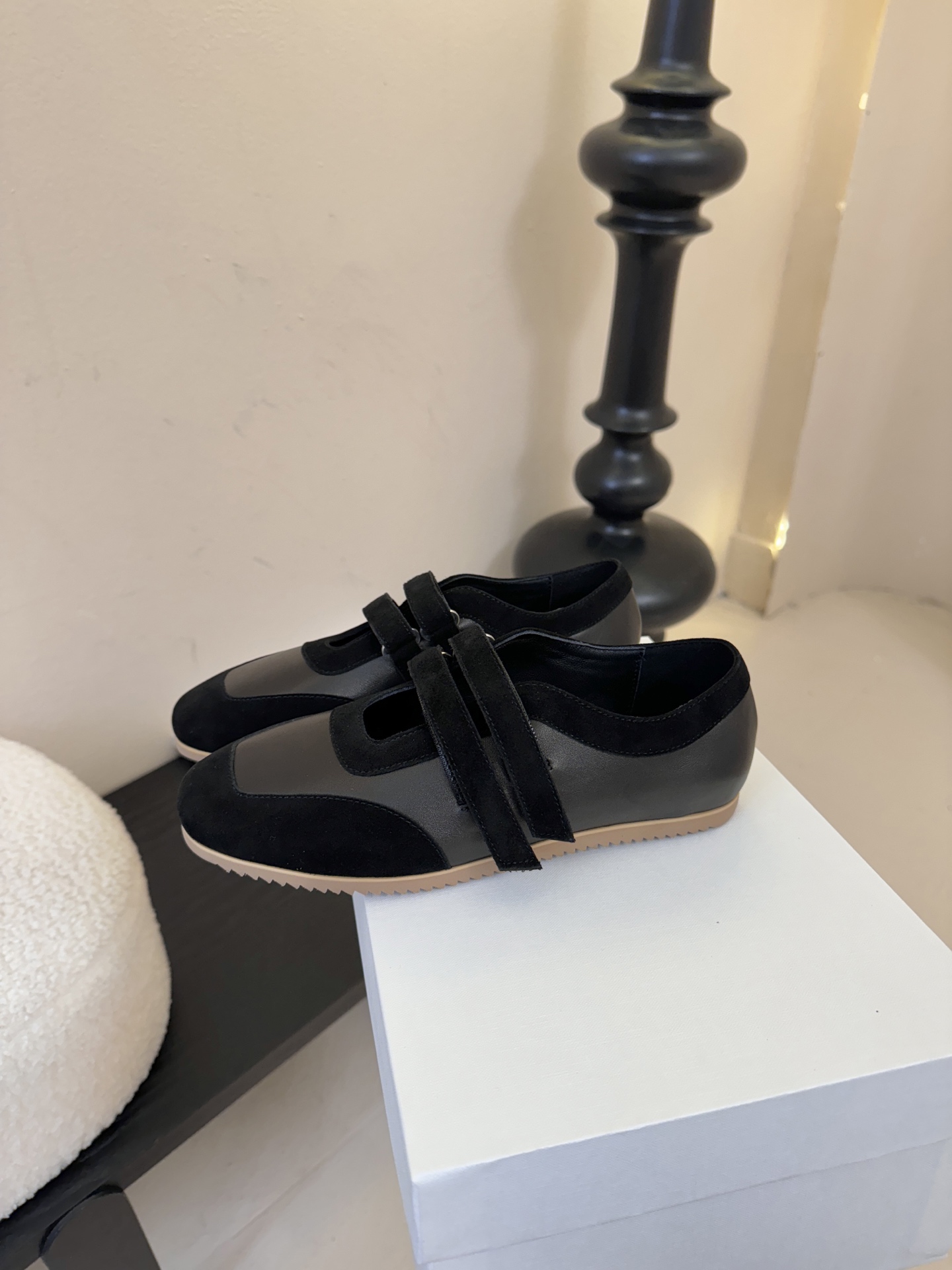 THE ROW26春夏新款魔术贴玛丽珍休闲鞋❗️时尚俏皮百搭款，简简单单版型 ，平底加简约的配色 高级耐