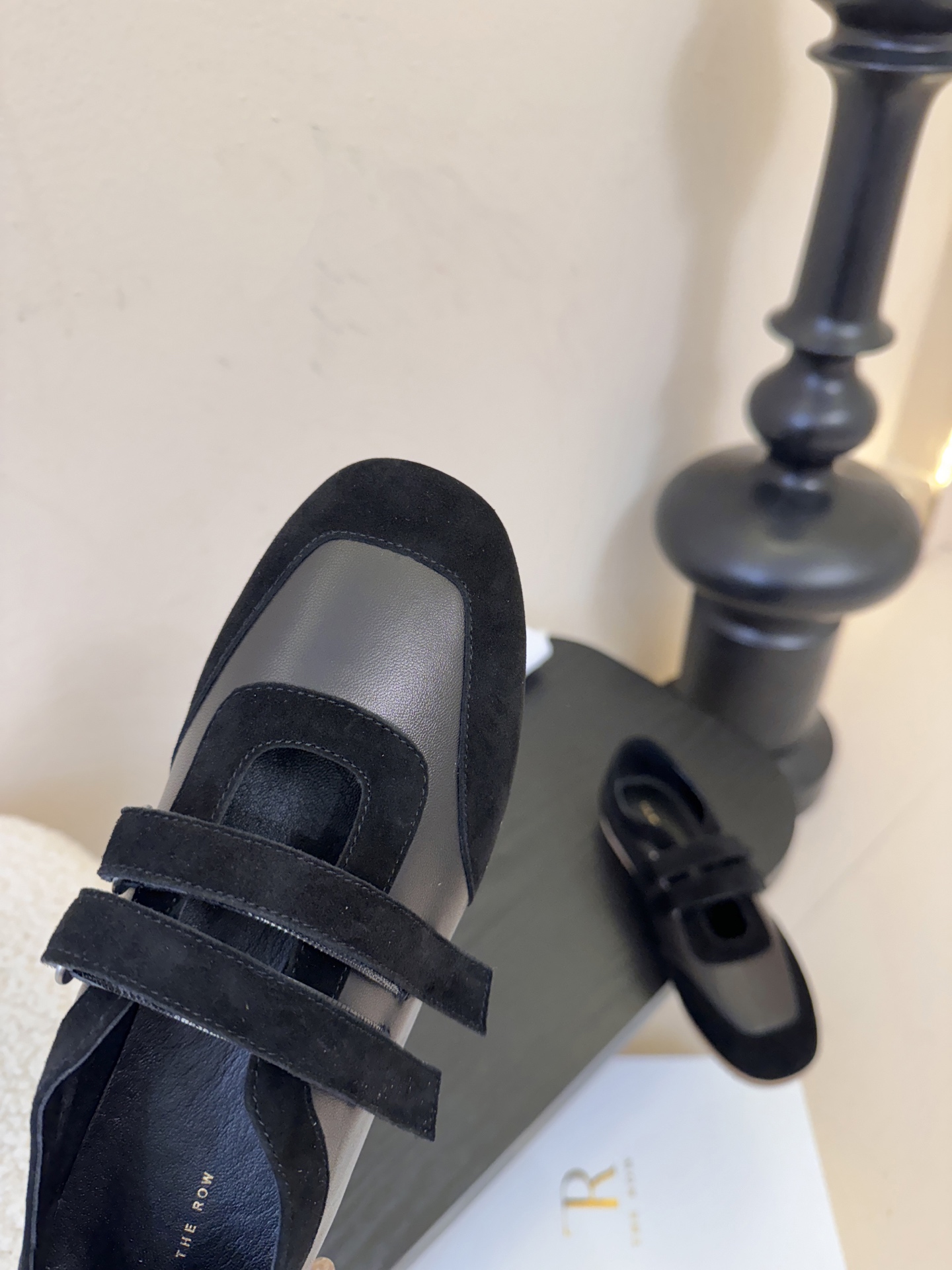 THE ROW26春夏新款魔术贴玛丽珍休闲鞋❗️时尚俏皮百搭款，简简单单版型 ，平底加简约的配色 高级耐