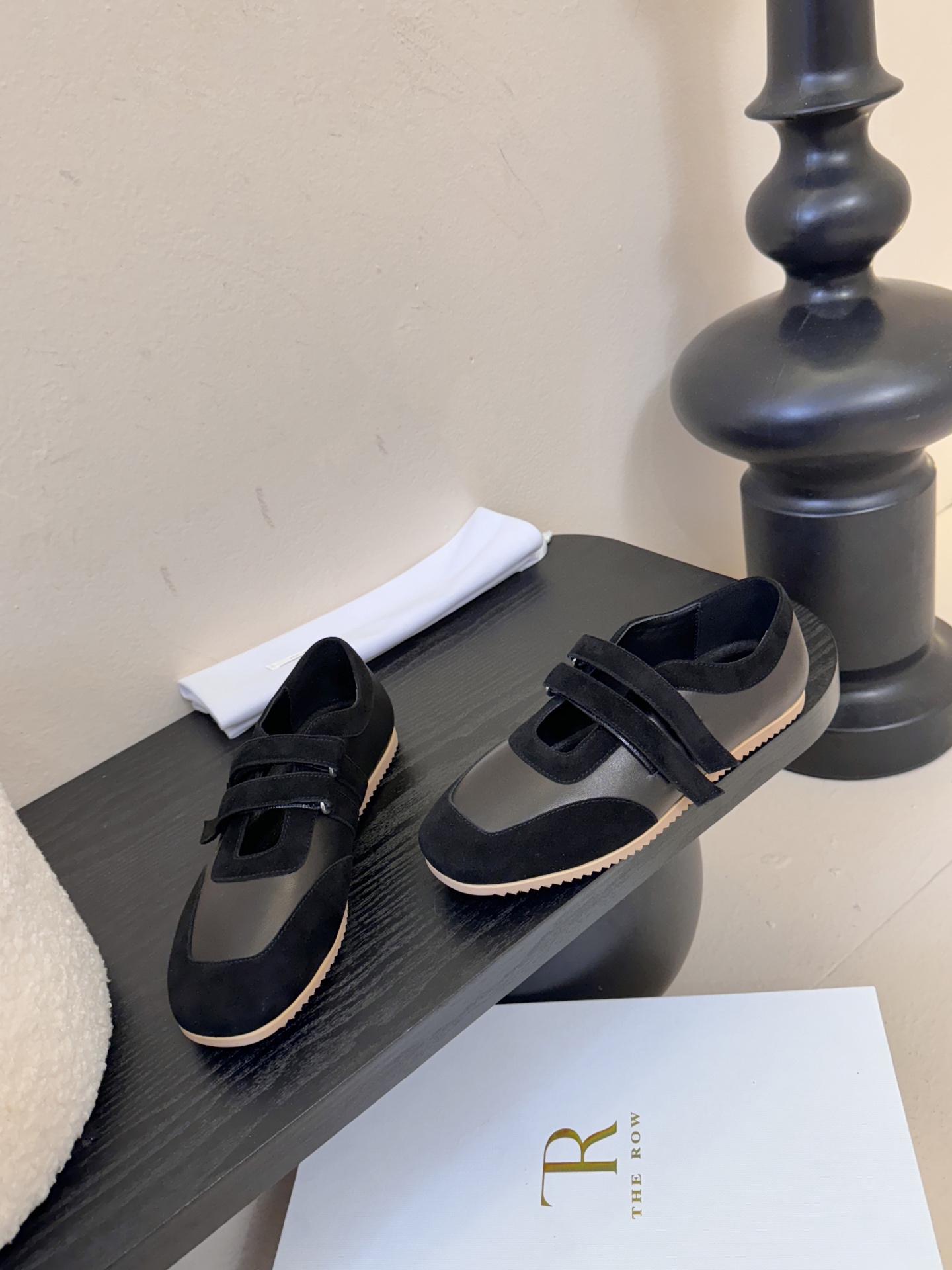THE ROW26春夏新款魔术贴玛丽珍休闲鞋❗️时尚俏皮百搭款，简简单单版型 ，平底加简约的配色 高级耐
