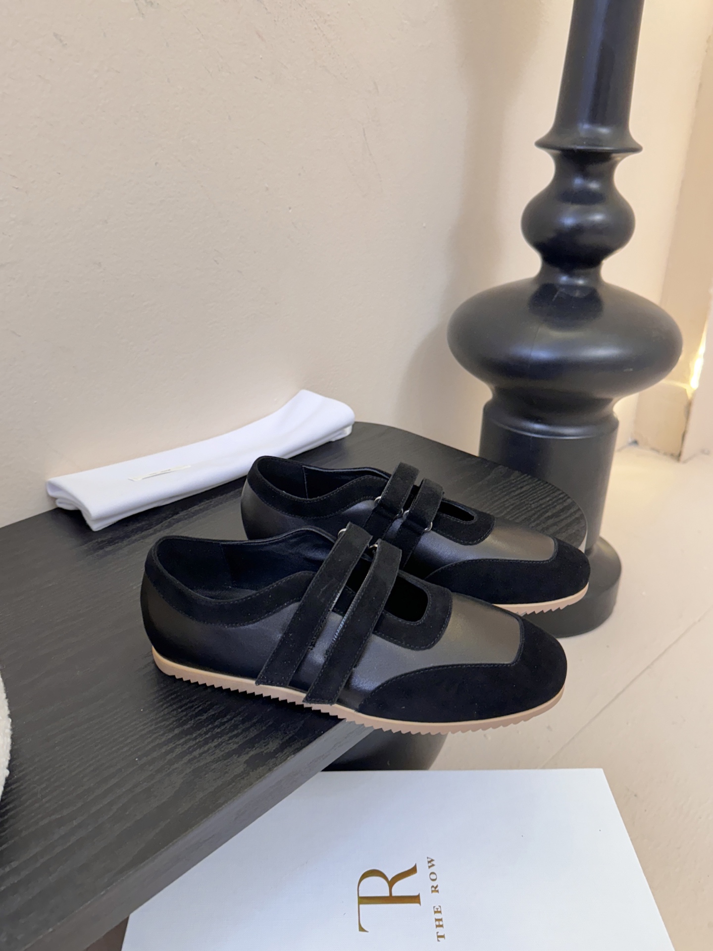 THE ROW26春夏新款魔术贴玛丽珍休闲鞋❗️时尚俏皮百搭款，简简单单版型 ，平底加简约的配色 高级耐