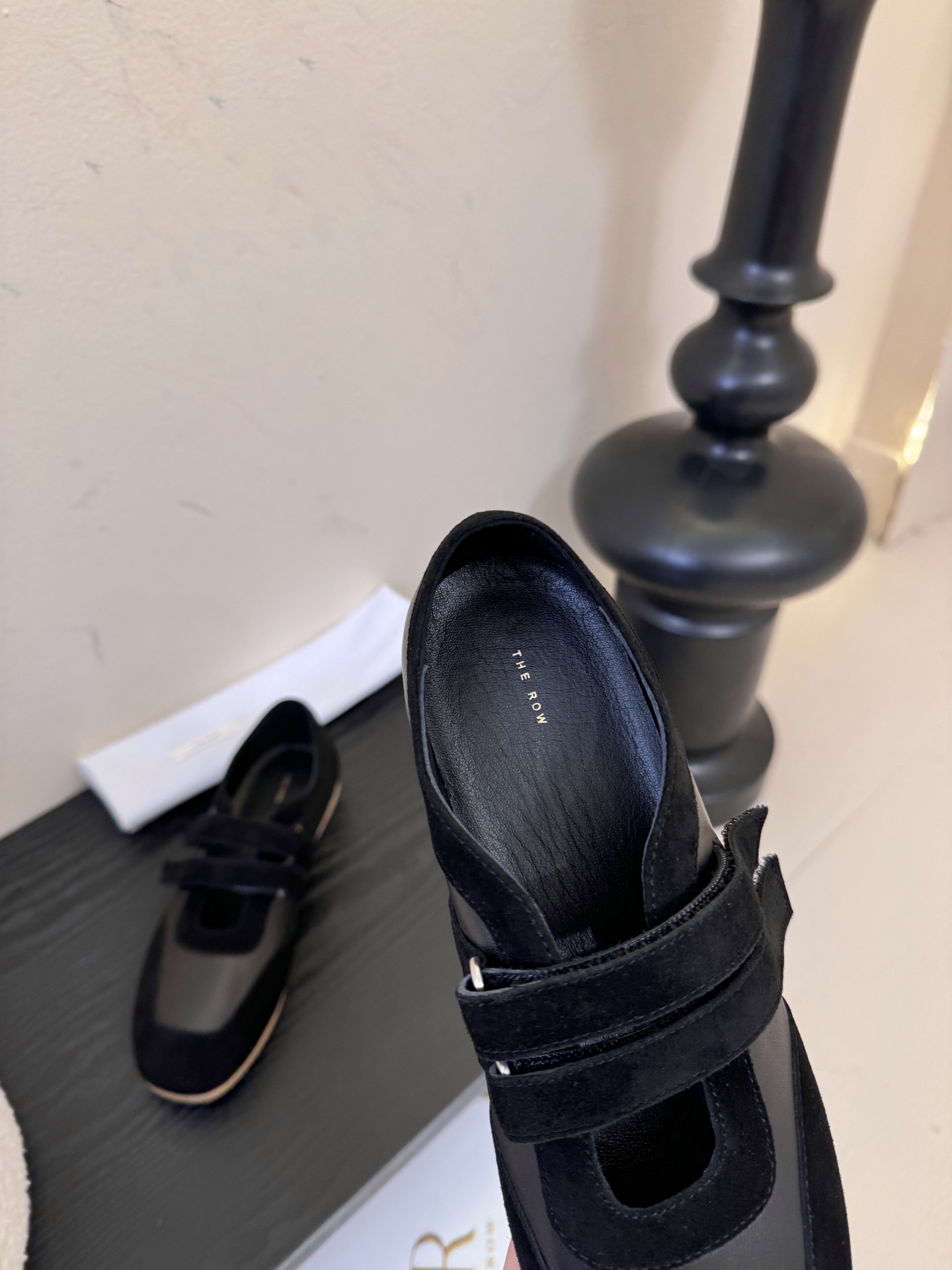 THE ROW26春夏新款魔术贴玛丽珍休闲鞋❗️时尚俏皮百搭款，简简单单版型 ，平底加简约的配色 高级耐