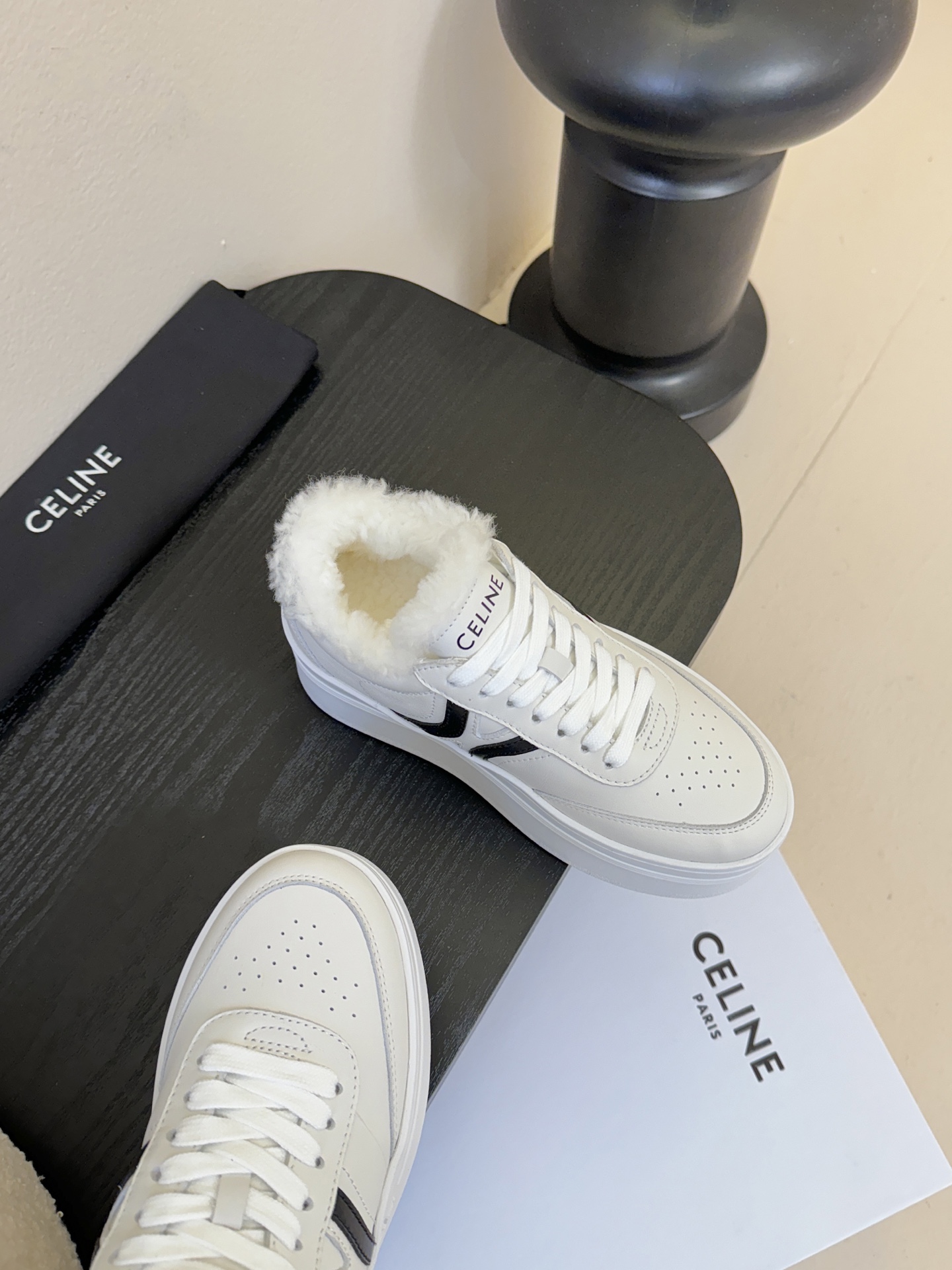 CELINE思琳赛琳CELINE RUNNER CR-03运动鞋👟鞋舌和鞋后帮饰有CELINE标志运动鞋