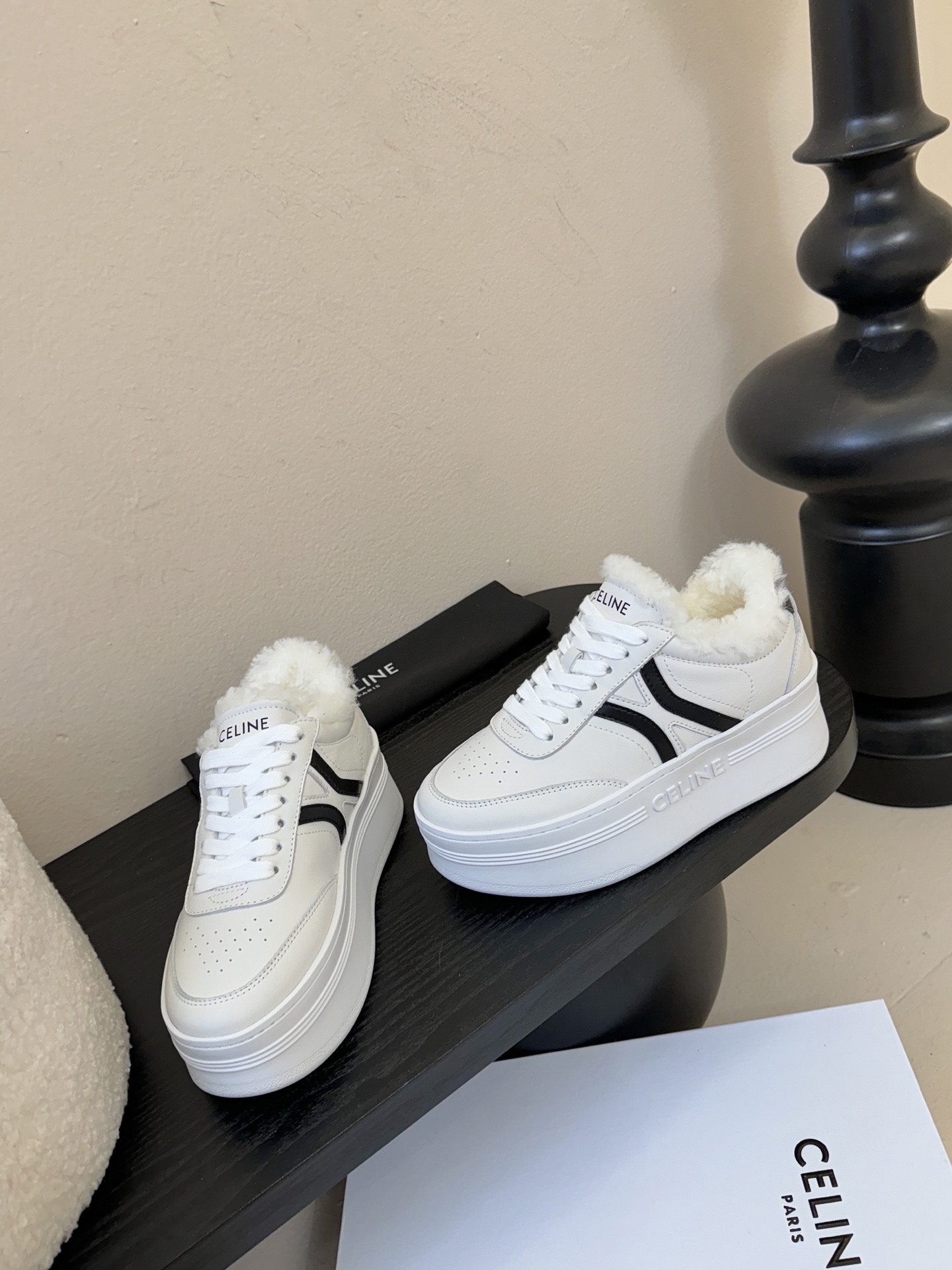 CELINE思琳赛琳CELINE RUNNER CR-03运动鞋👟鞋舌和鞋后帮饰有CELINE标志运动鞋