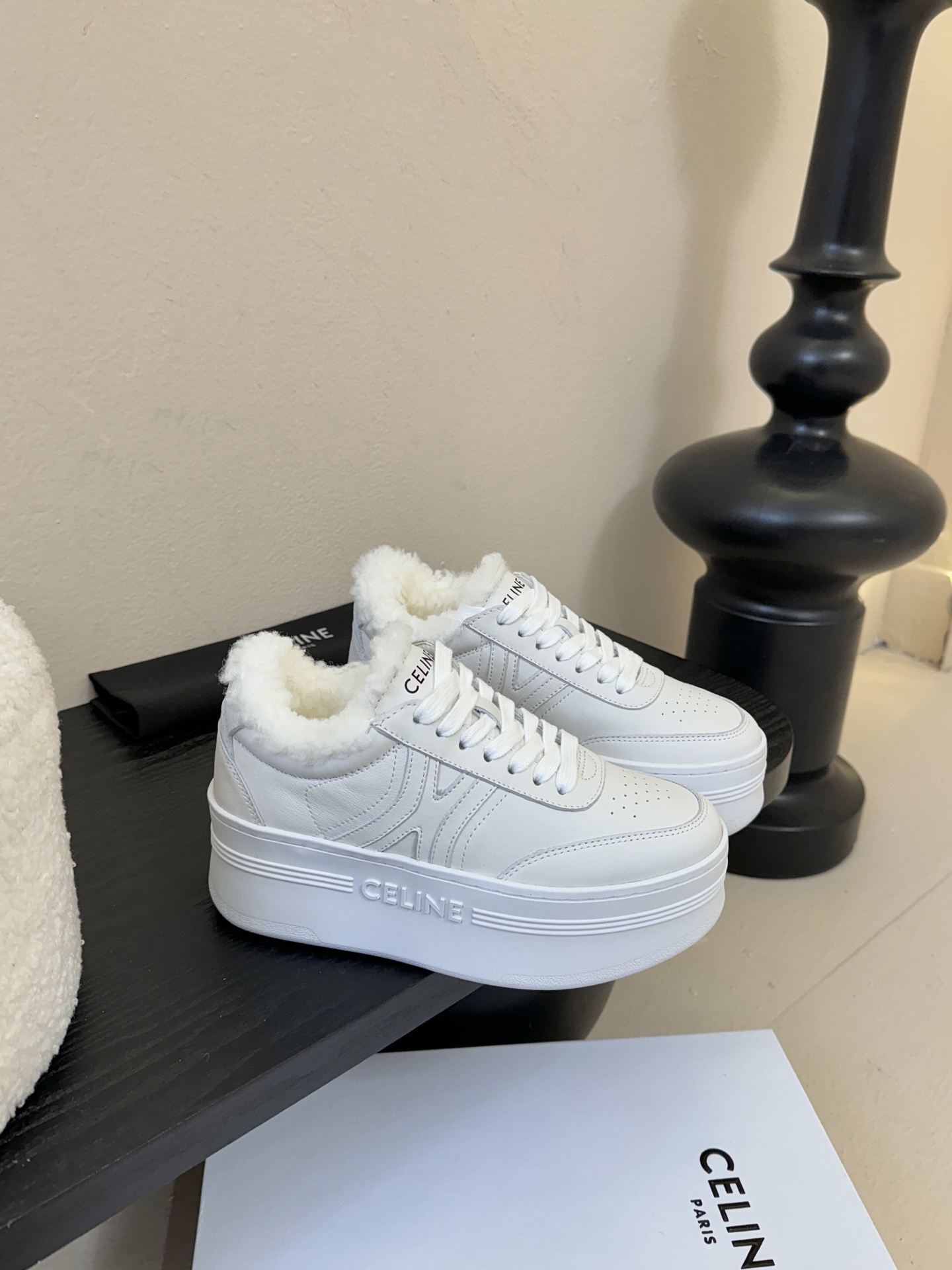 CELINE思琳赛琳CELINE RUNNER CR-03运动鞋👟鞋舌和鞋后帮饰有CELINE标志运动鞋