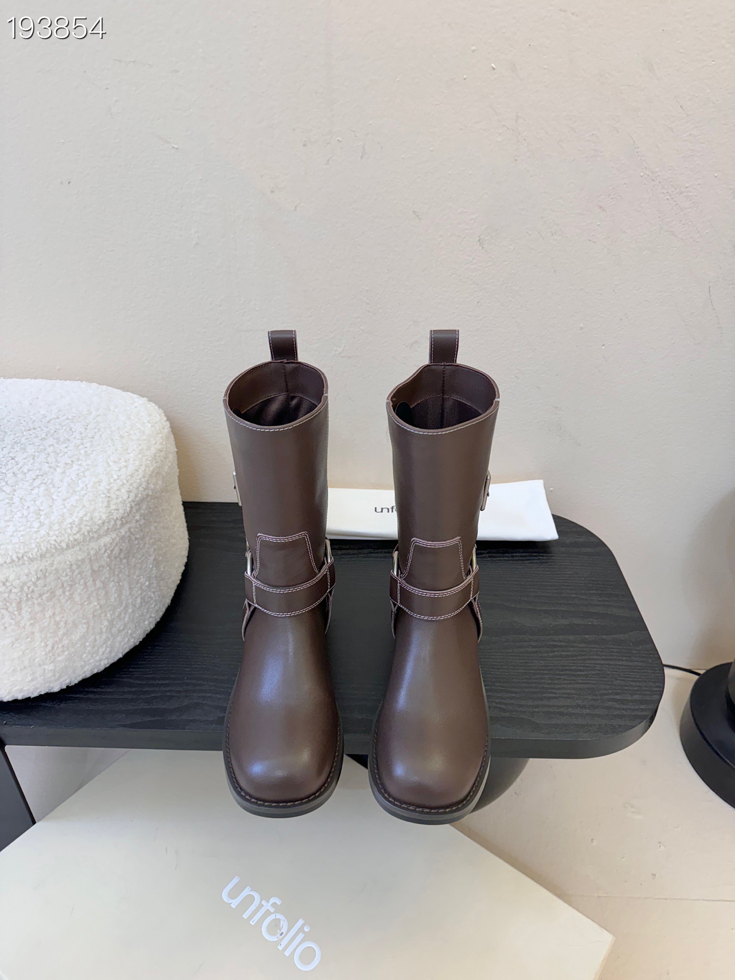 unfoli* 25ss 秋冬新款金属搭扣西部牛仔靴有光泽感的皮革材质和做旧质感的绒面材质，不同材质呈现