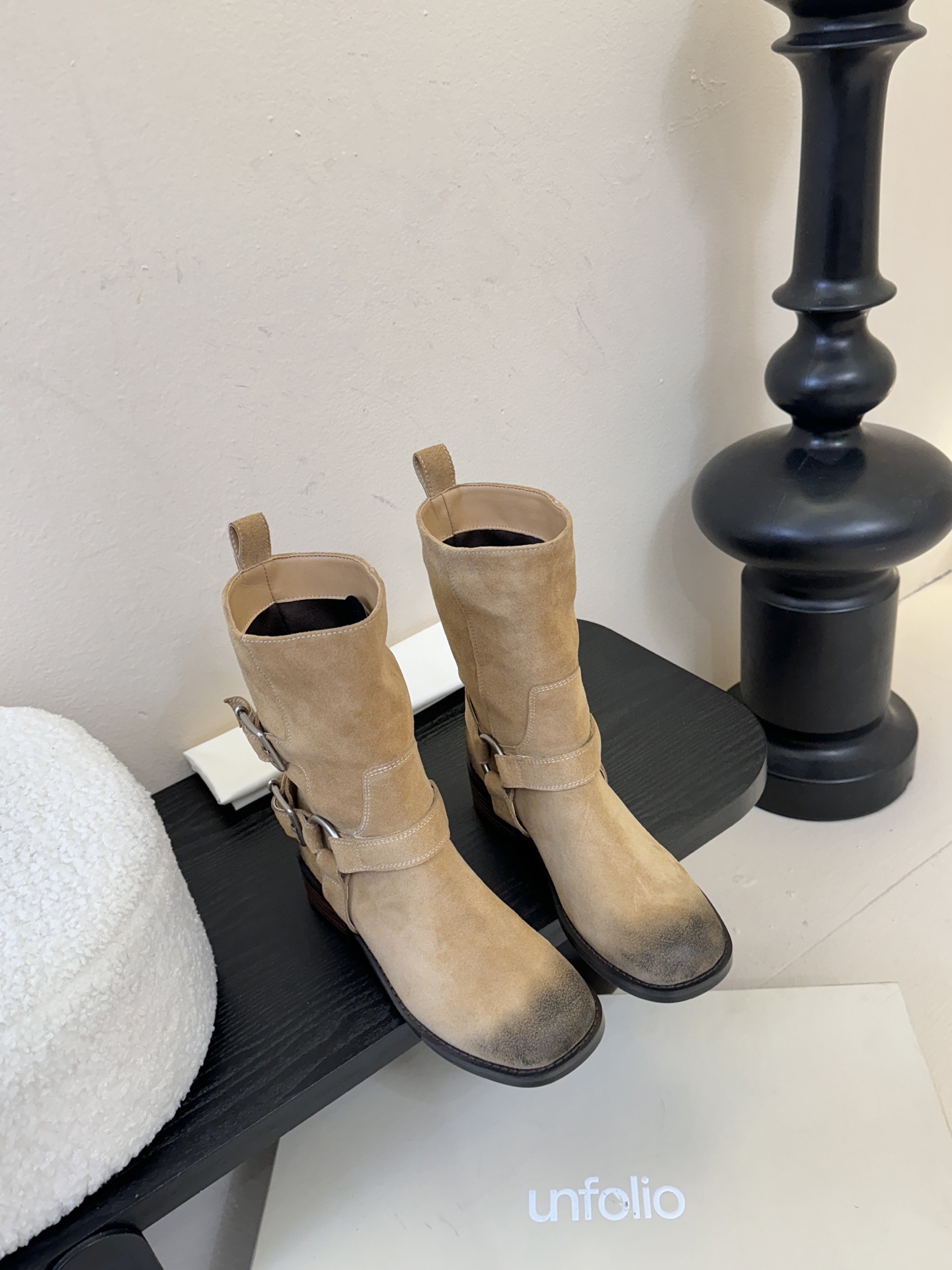 unfoli* 25ss 秋冬新款金属搭扣西部牛仔靴有光泽感的皮革材质和做旧质感的绒面材质，不同材质呈现