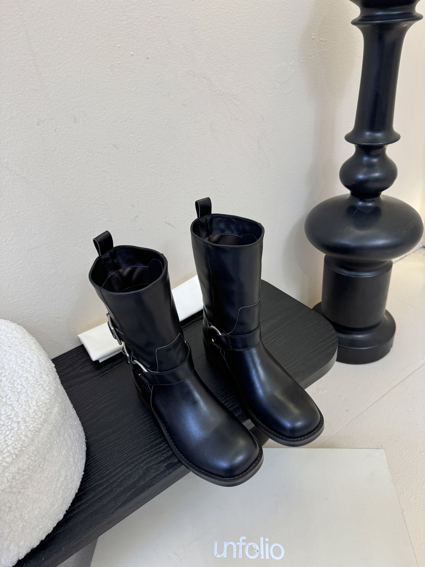 unfoli* 25ss 秋冬新款金属搭扣西部牛仔靴有光泽感的皮革材质和做旧质感的绒面材质，不同材质呈现