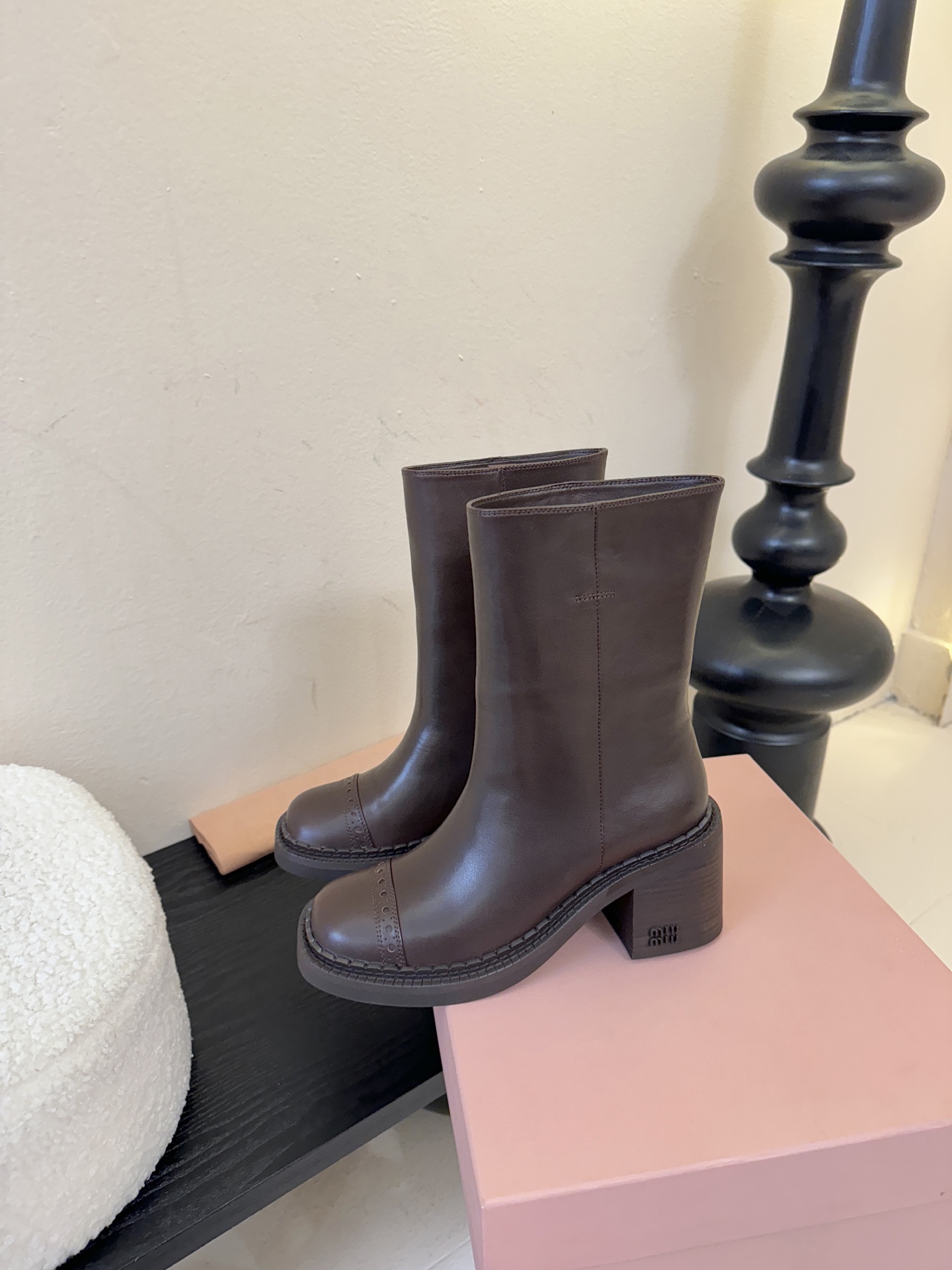 Miumiu秋冬限量走秀款中筒靴！今年最值得入手的靴子 没有之一！miumiu今年秋冬确实很精彩啊 酷炫