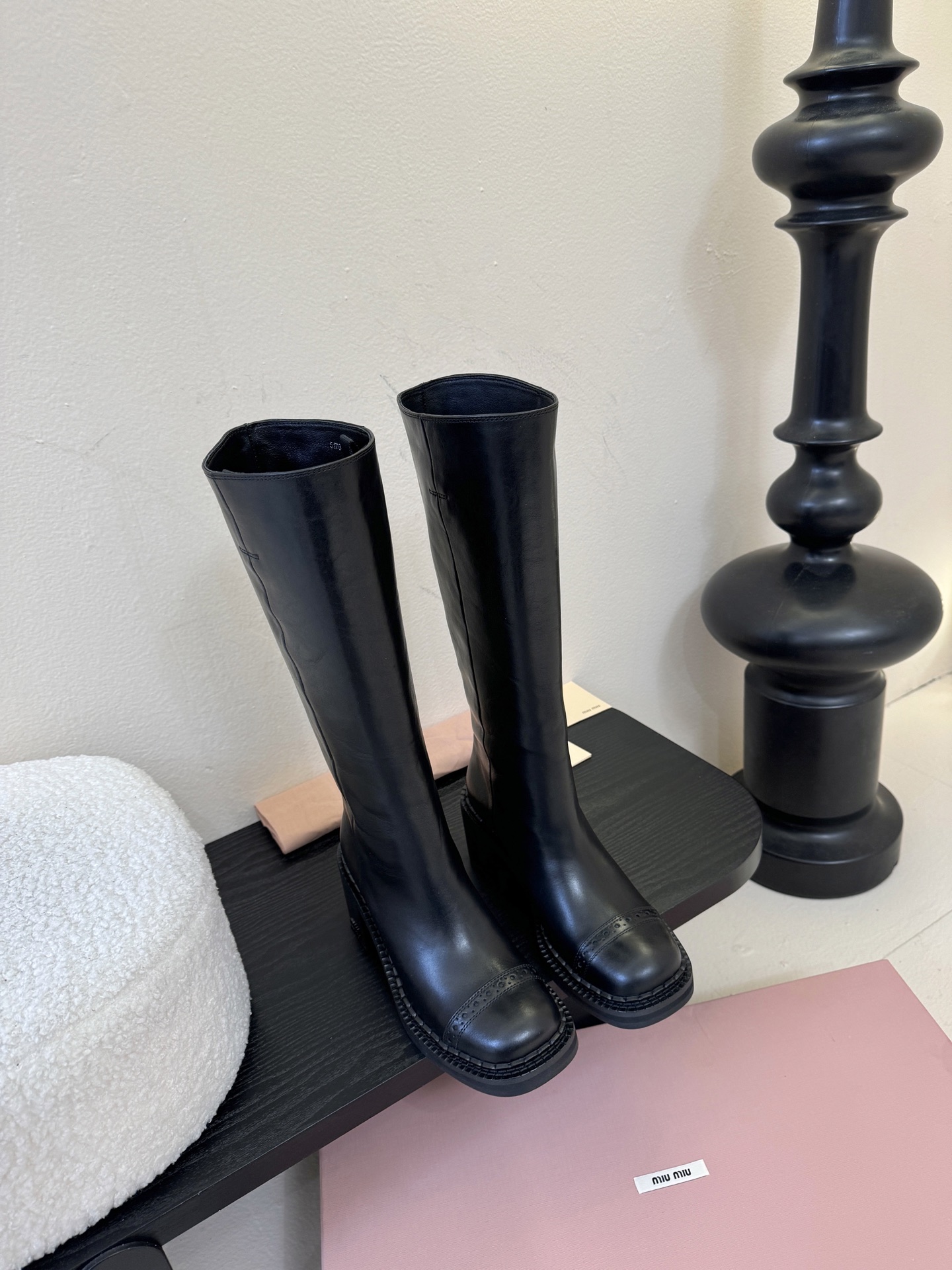 Miumiu秋冬限量走秀款中筒靴！今年最值得入手的靴子 没有之一！miumiu今年秋冬确实很精彩啊 酷炫