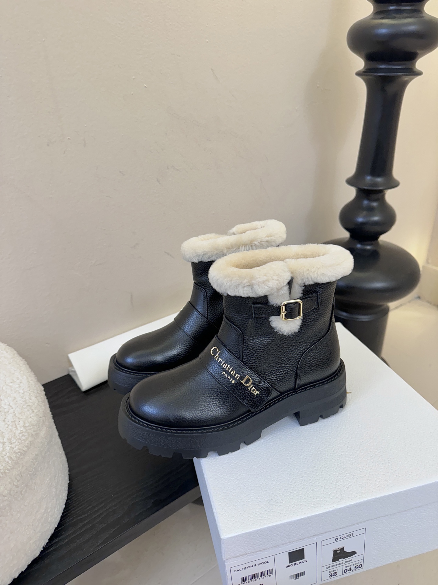 Dior 迪奥棉鞋雪地靴25全新休闲运动鞋‘以牛皮革和网眼织物制作，轻盈透气。侧边的CD字母非常有Dio