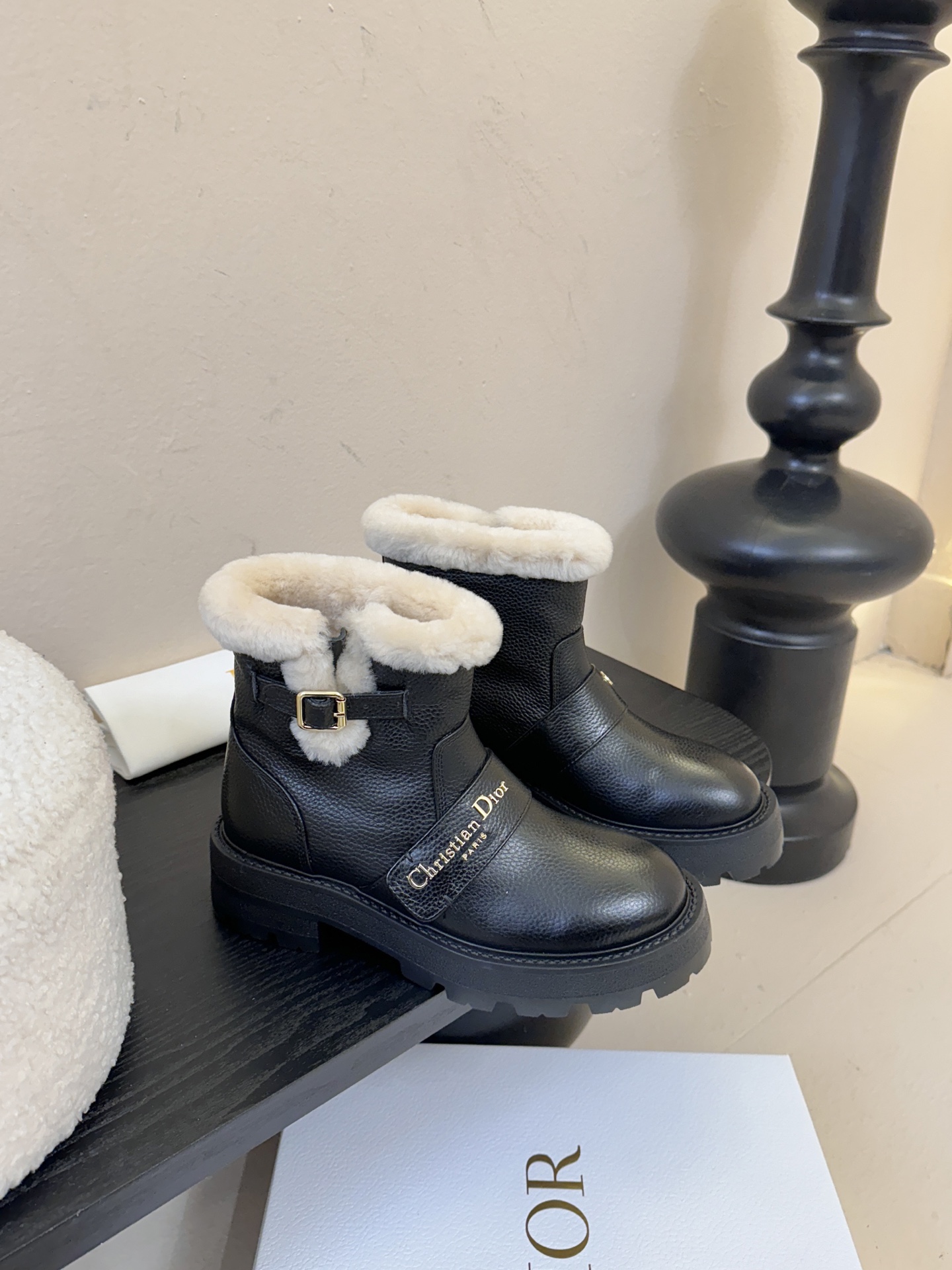 Dior 迪奥棉鞋雪地靴25全新休闲运动鞋‘以牛皮革和网眼织物制作，轻盈透气。侧边的CD字母非常有Dio