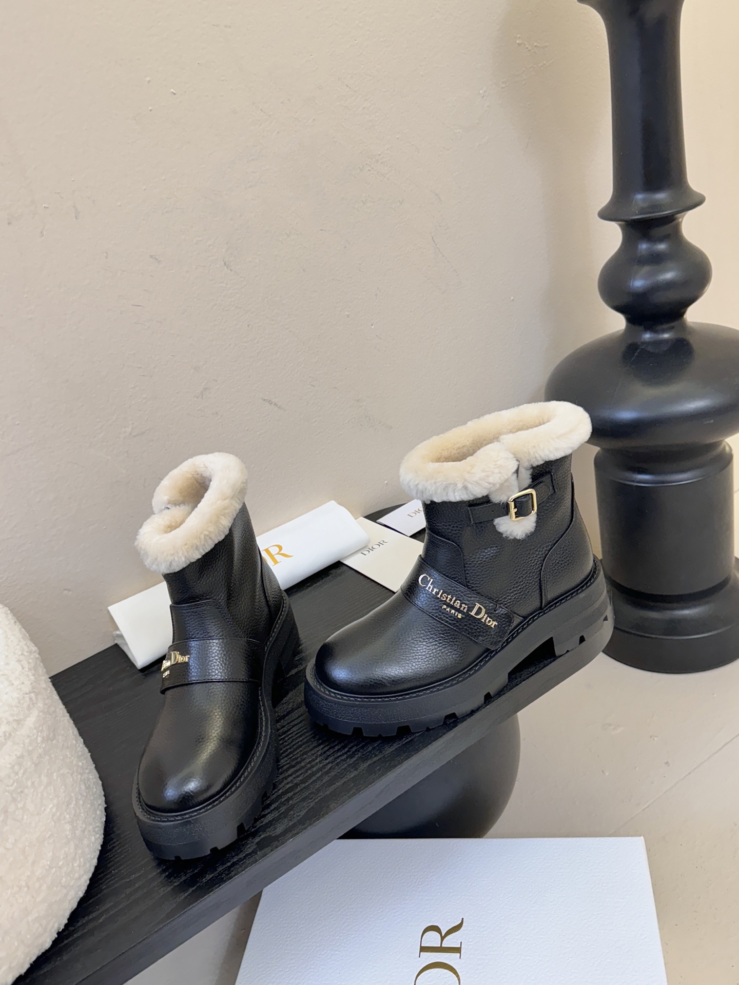 Dior 迪奥棉鞋雪地靴25全新休闲运动鞋‘以牛皮革和网眼织物制作，轻盈透气。侧边的CD字母非常有Dio