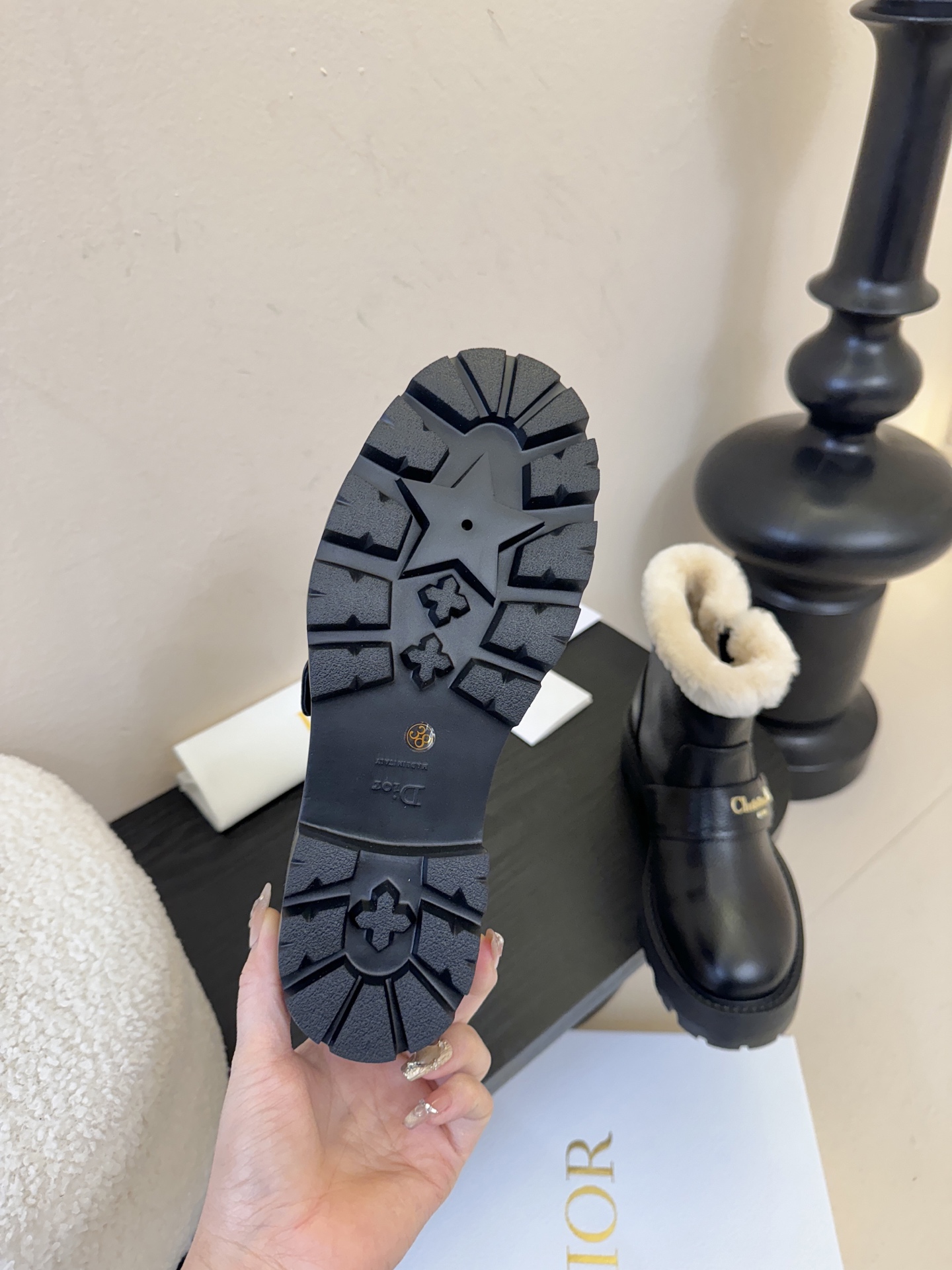 Dior 迪奥棉鞋雪地靴25全新休闲运动鞋‘以牛皮革和网眼织物制作，轻盈透气。侧边的CD字母非常有Dio