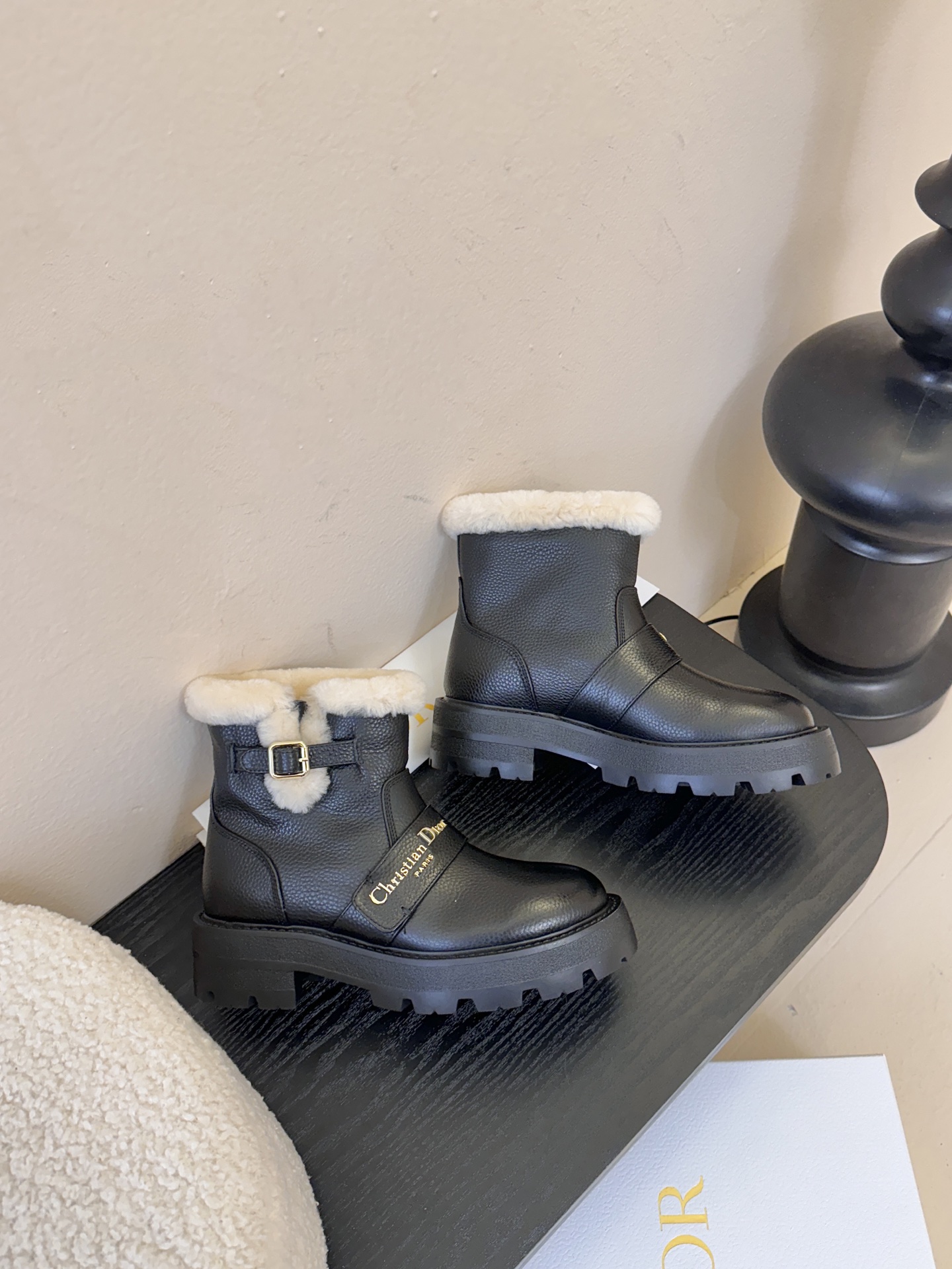 Dior 迪奥棉鞋雪地靴25全新休闲运动鞋‘以牛皮革和网眼织物制作，轻盈透气。侧边的CD字母非常有Dio