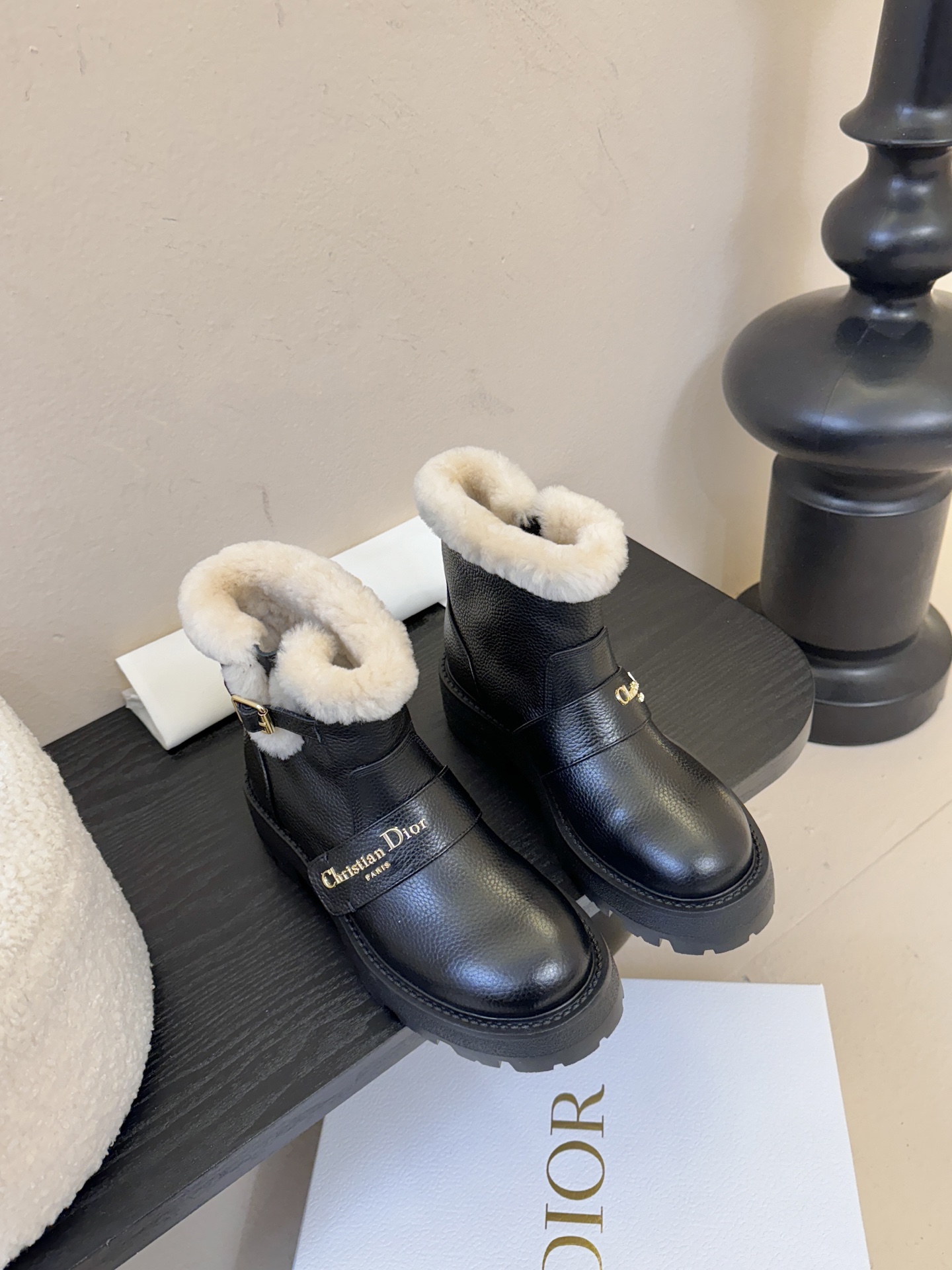 Dior 迪奥棉鞋雪地靴25全新休闲运动鞋‘以牛皮革和网眼织物制作，轻盈透气。侧边的CD字母非常有Dio