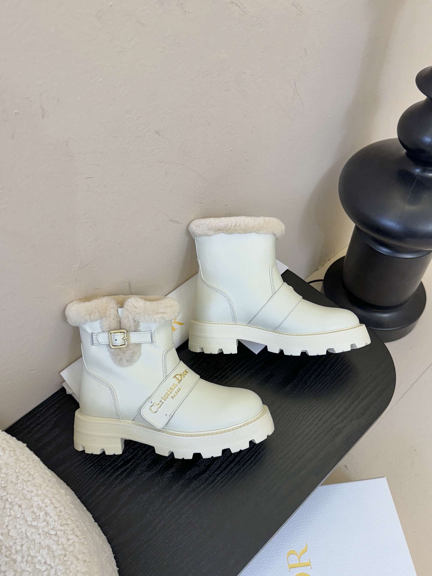 Dior 迪奥棉鞋雪地靴25全新休闲运动鞋‘以牛皮革和网眼织物制作，轻盈透气。侧边的CD字母非常有Dio