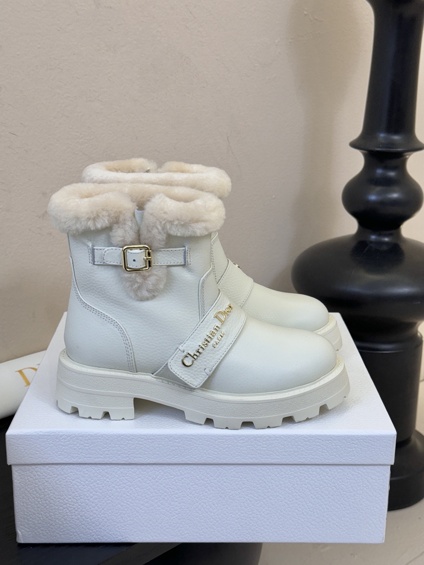 Dior 迪奥棉鞋雪地靴25全新休闲运动鞋‘以牛皮革和网眼织物制作，轻盈透气。侧边的CD字母非常有Dio