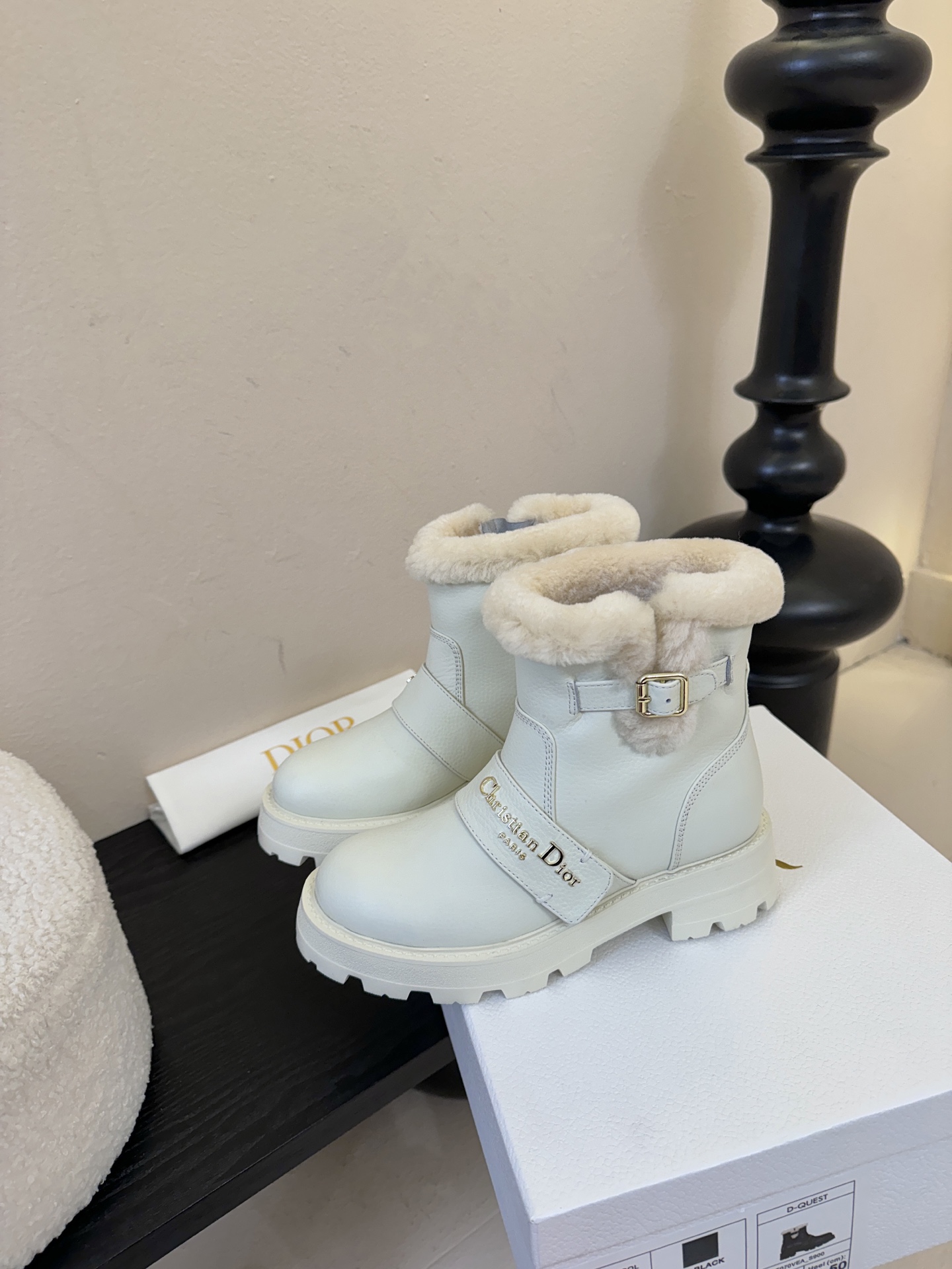 Dior 迪奥棉鞋雪地靴25全新休闲运动鞋‘以牛皮革和网眼织物制作，轻盈透气。侧边的CD字母非常有Dio