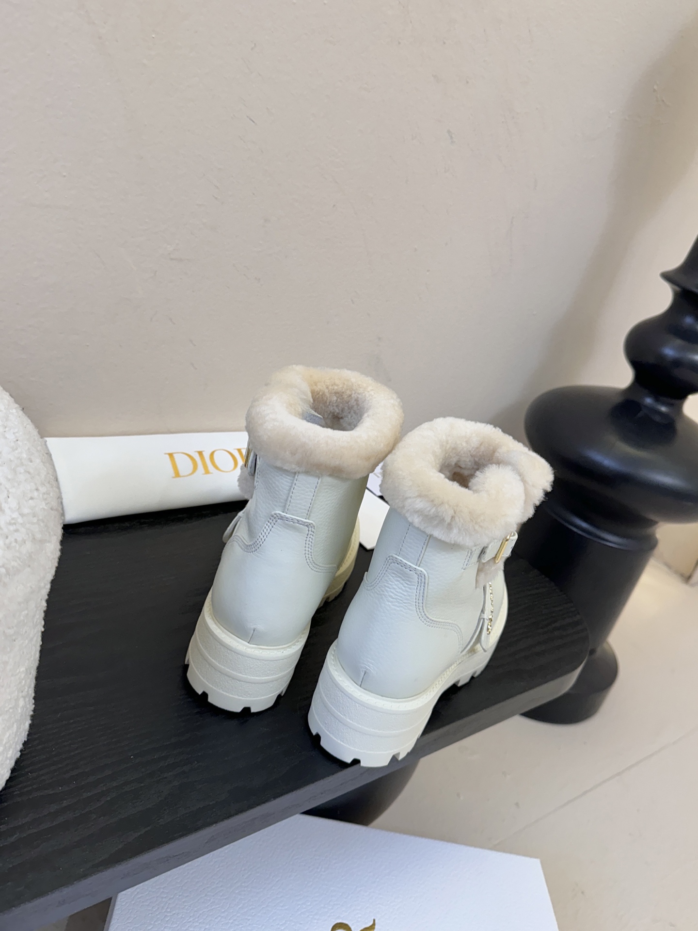 Dior 迪奥棉鞋雪地靴25全新休闲运动鞋‘以牛皮革和网眼织物制作，轻盈透气。侧边的CD字母非常有Dio